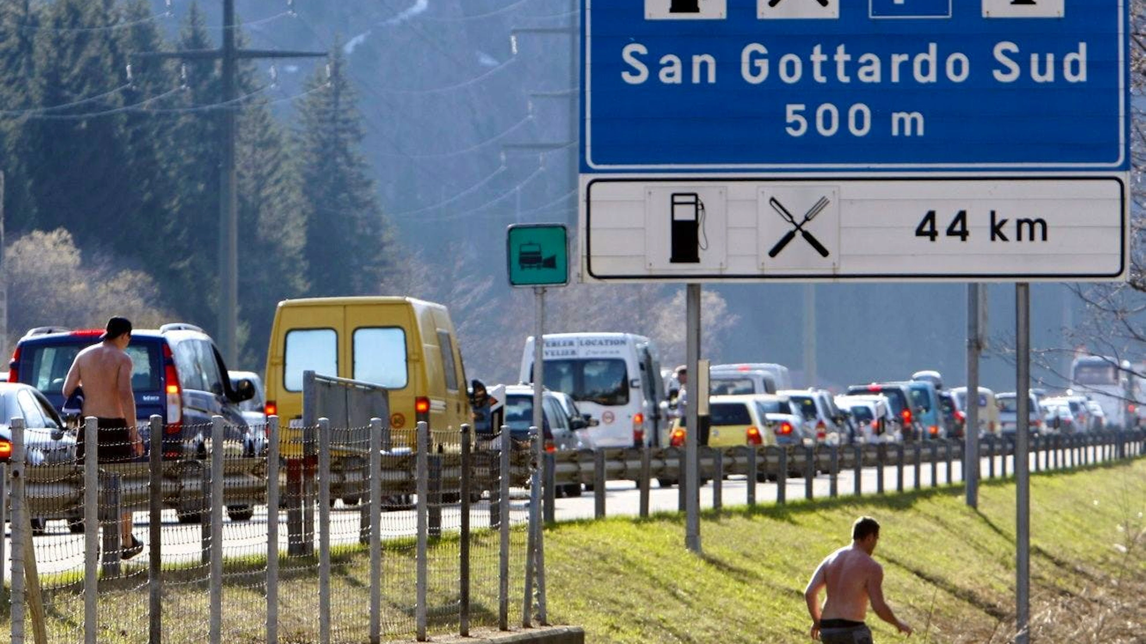Dieses Bild ist uns allen wohl vertraut: Und zwar auf dem Hinweg sowie auch der Rückreise durch den Gotthard. (Bild vom 13. April 2009, Rückreiseverkehr auf der Gotthardautobahn vor Airolo)
