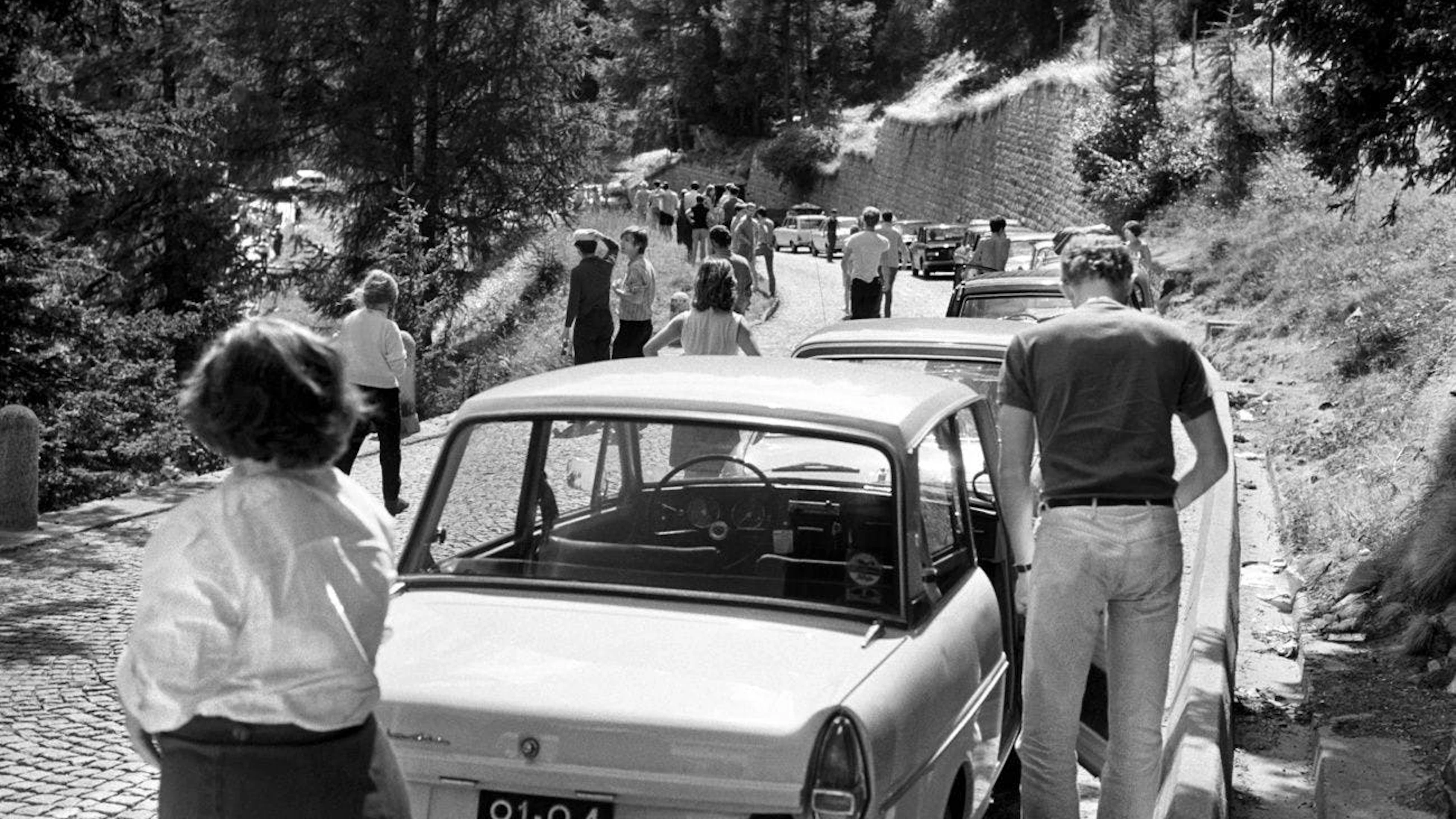 Auch knapp 10 Jahre später siehts nicht viel besser aus: Die Ferienschlange windet sich gegen Norden in der Schöllenen beim Gotthard. (Bild vom 6. August 1969)&nbsp;