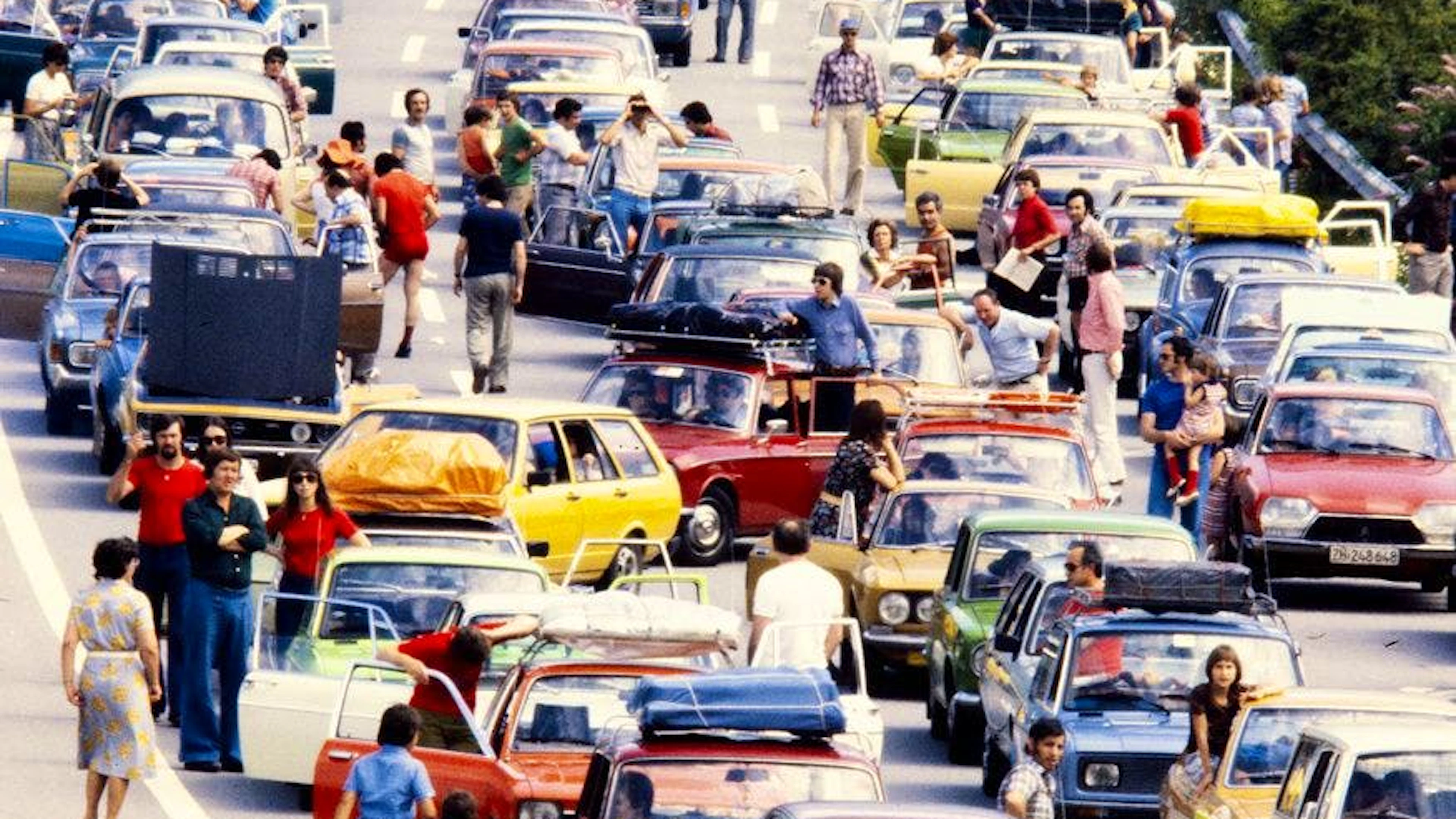 In Farbe siehts nicht viel besser aus... Es sieht zwar aus wie ein Volksfest, ist jedoch Stau auf der Nord- Sued Verbindung, der Gotthardroute. Was denn sonst? (Bild vom 11. Juli 1981.