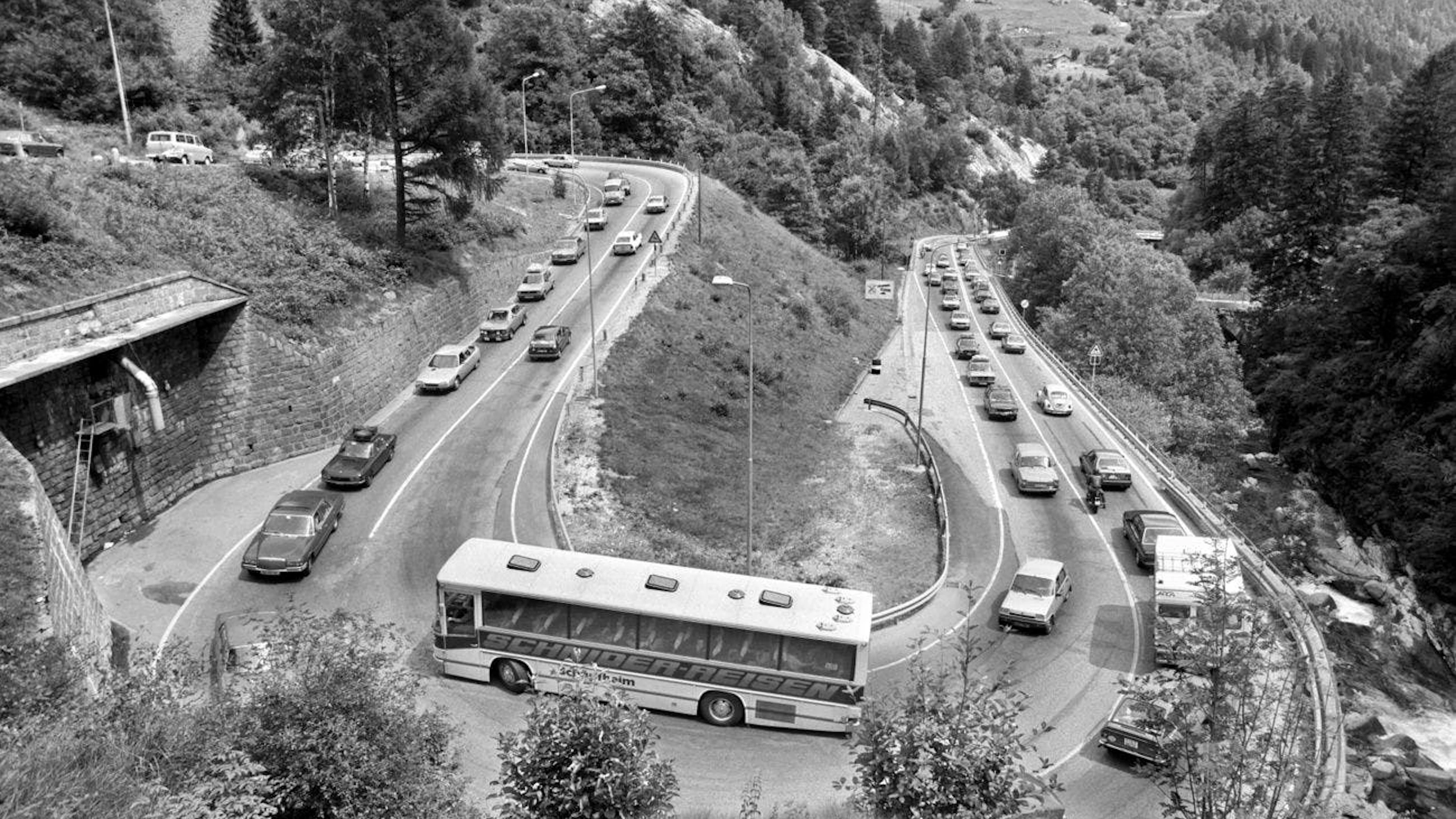 Busfahrer*in möchte man hier echt nicht sein. Auch am 11. Juli 1981 gab's Stau in Form einer laaaaangen Autoschlange, die sich die Gotthard-Rampe runterschlich.&nbsp;