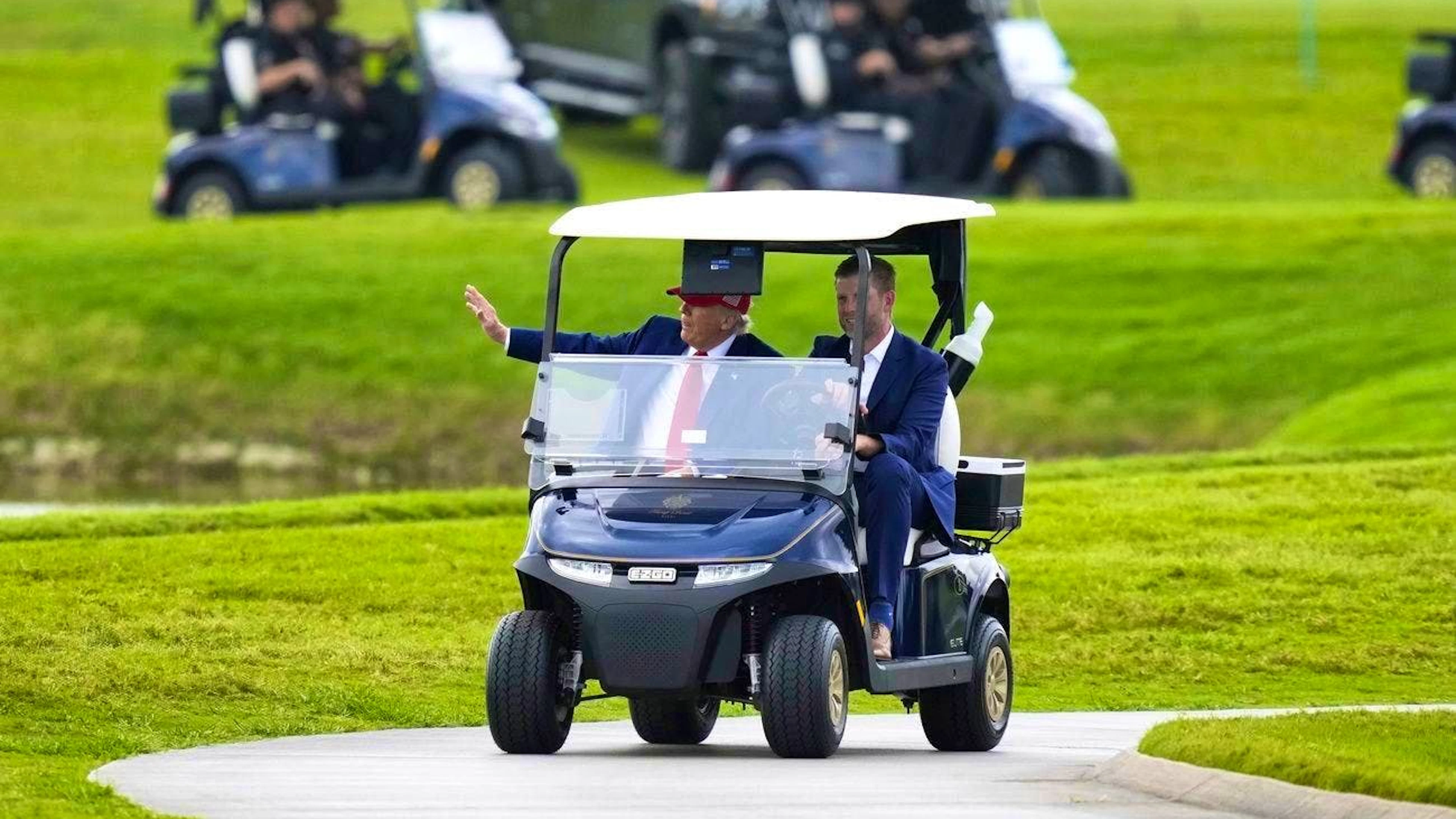 Donald Trump en compagnie de son fils Eric sur un terrain de golf.