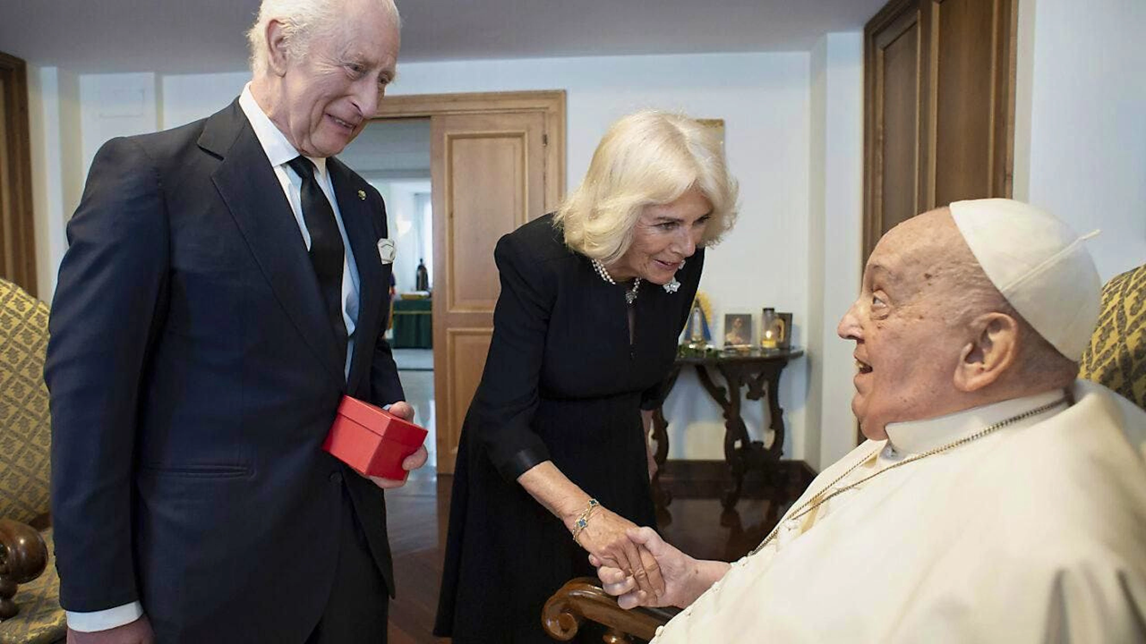 Una foto d'archivio di Re Carlo III d'Inghilterra e della regina Camilla in visita da Papa Francesco.