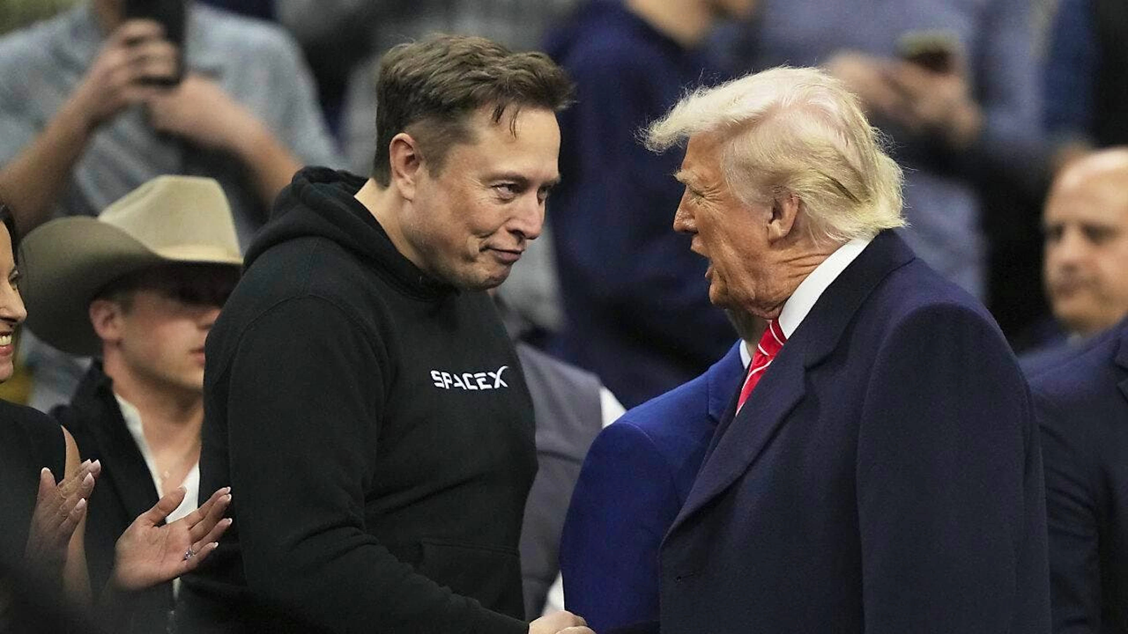 Molti svizzeri vedono in maniera negativa sia Elon Musk che Donald Trump.