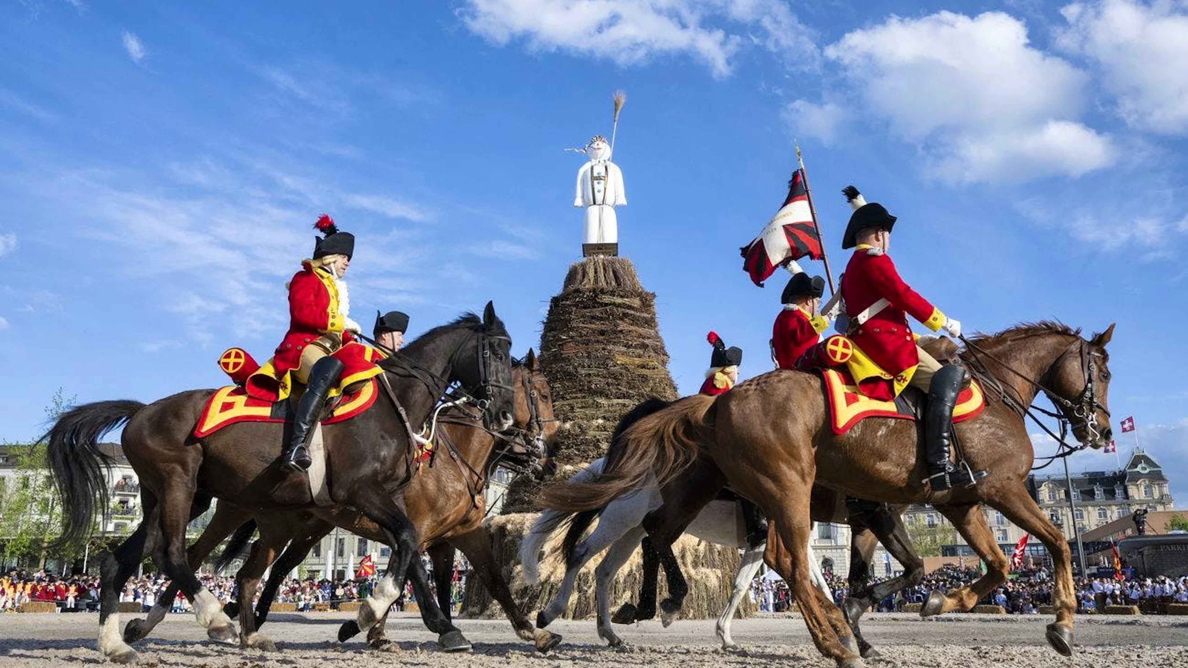 Männer reiten auf Pferden vor dem Böögg auf dem Sechseläutenplatz in Zürich, am 15. April 2024.