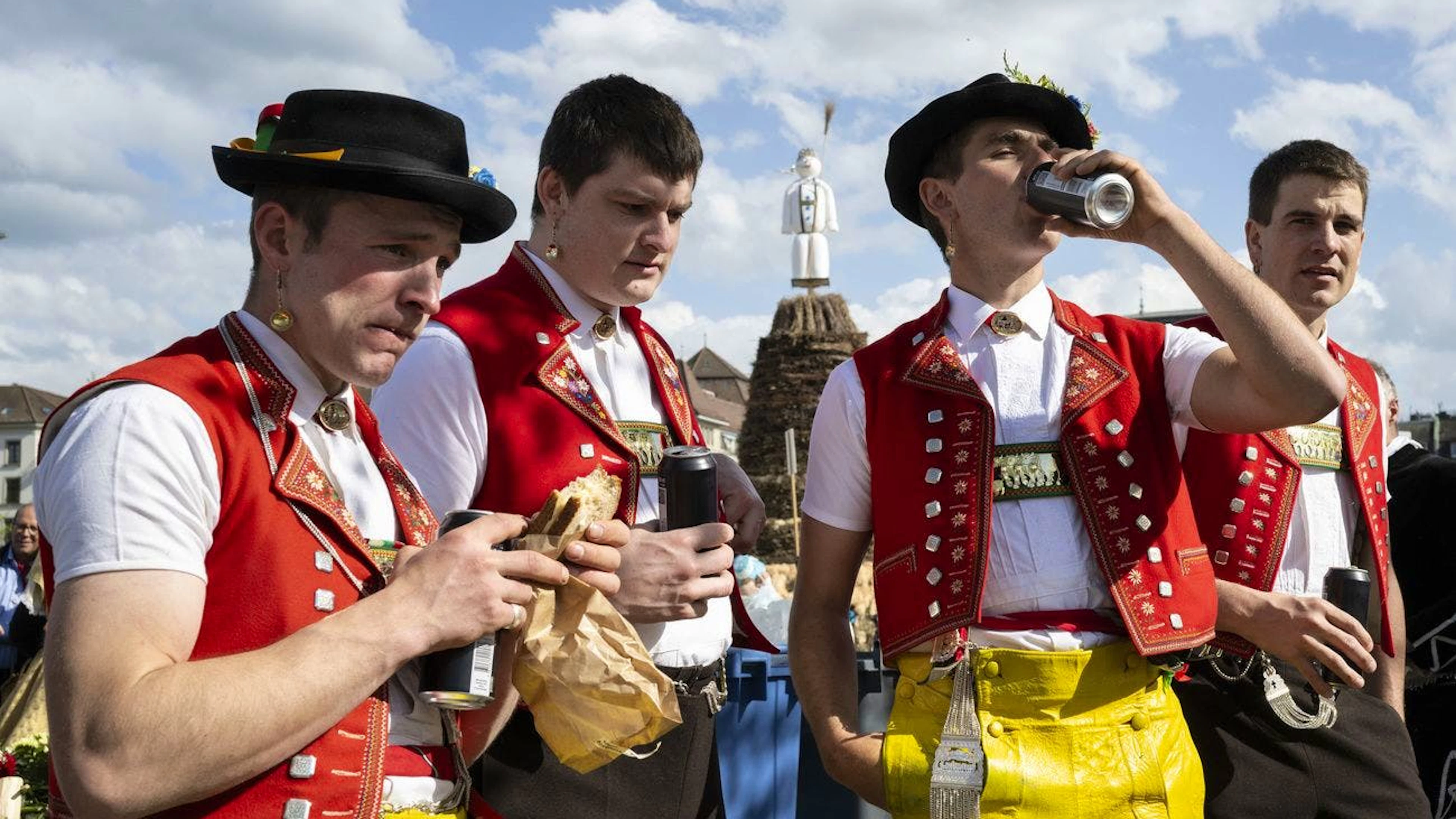 In voller Pracht und Tracht wird auf die Böögg-Verbrennung gewartet.