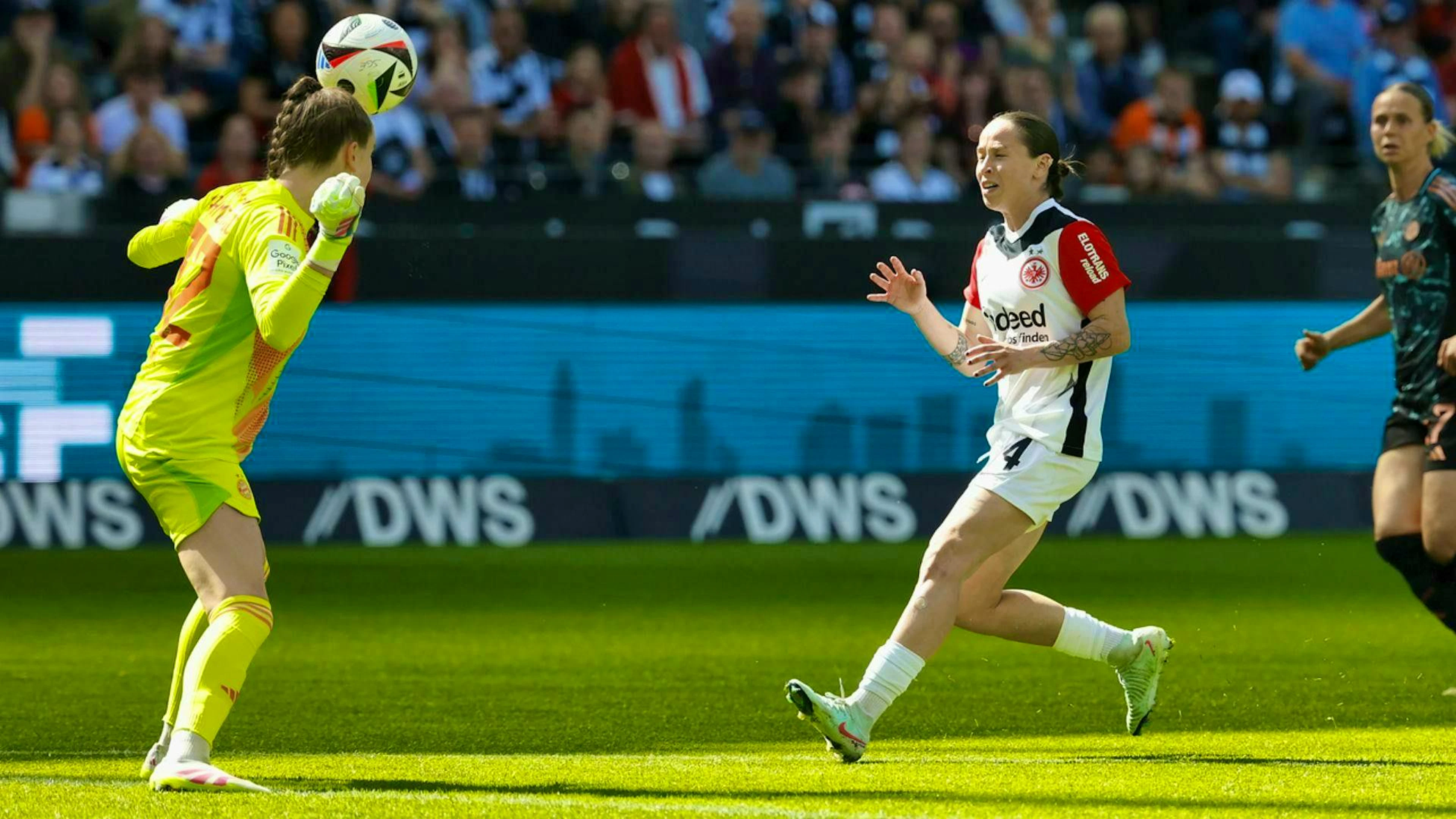 Bayern goalkeeper Ena Mahmutovic clears in front of Géraldine Reuteler.