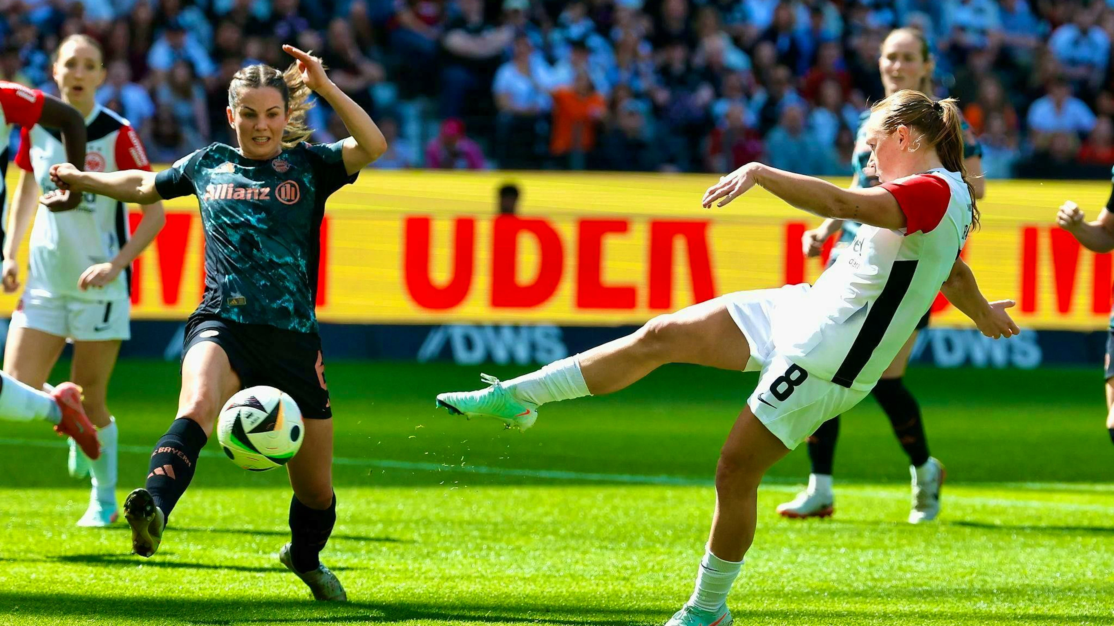 Misses the chance to equalize: Lisanne Gräwe (right)