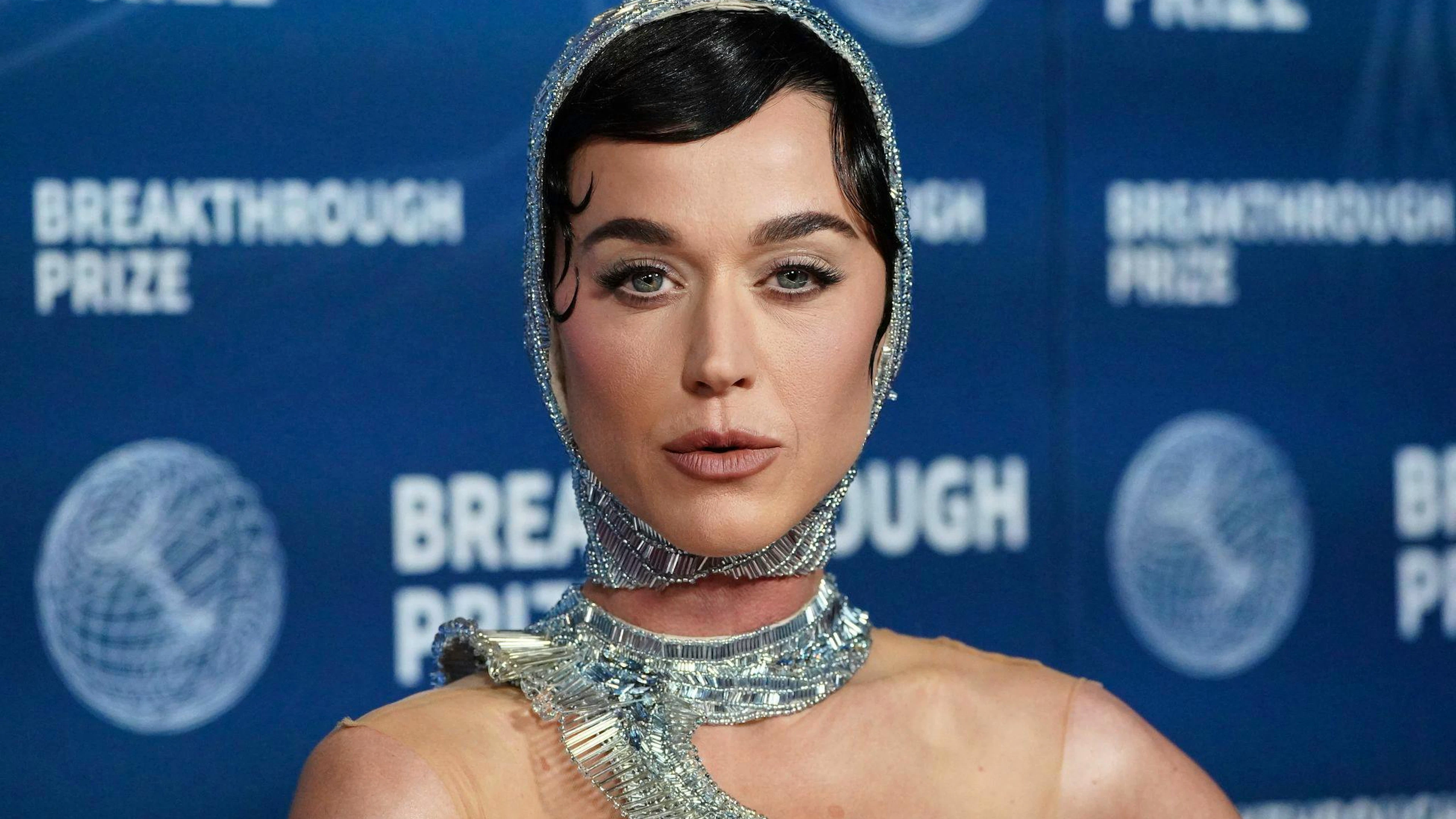 Sängerin Katy Perry sammelt Menschenhaare. So hat sie auch schon Strähnen von Miley Cyrus und Taylor Swift früher in der Handtasche mit sich herumgetragen.&nbsp;