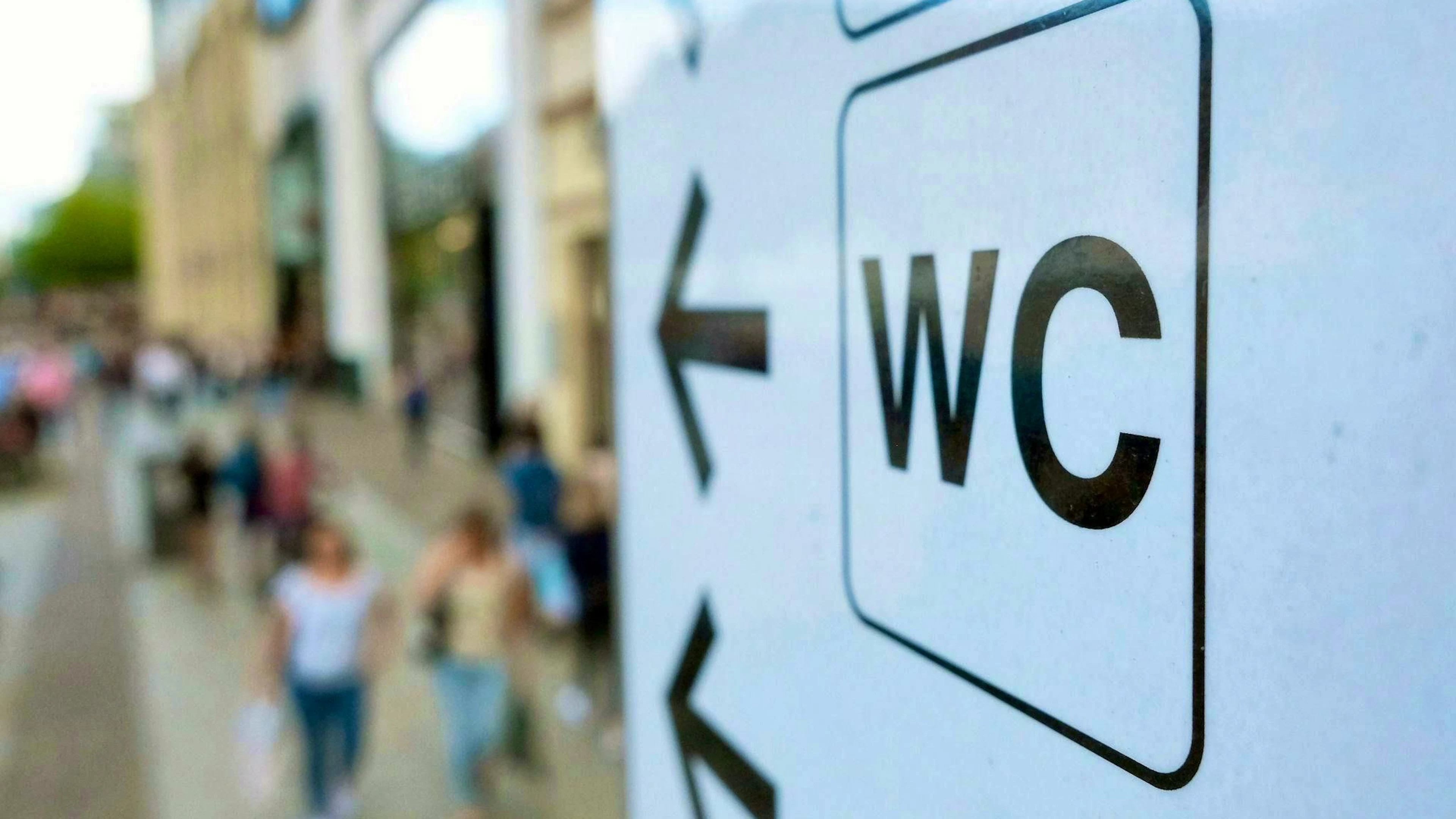 Men have to go straight to the toilet at larger venues, while women are often slowed down by long queues. This is unfair, say the Bavarian Greens.