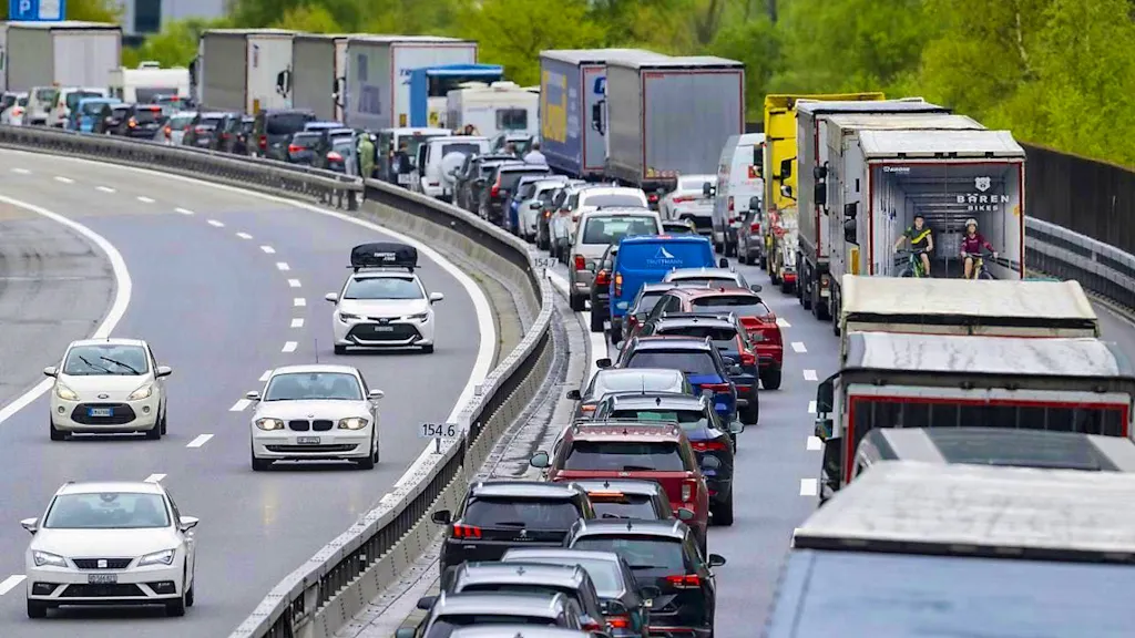 15-kilometer traffic jam in front of the Gotthard north portal
