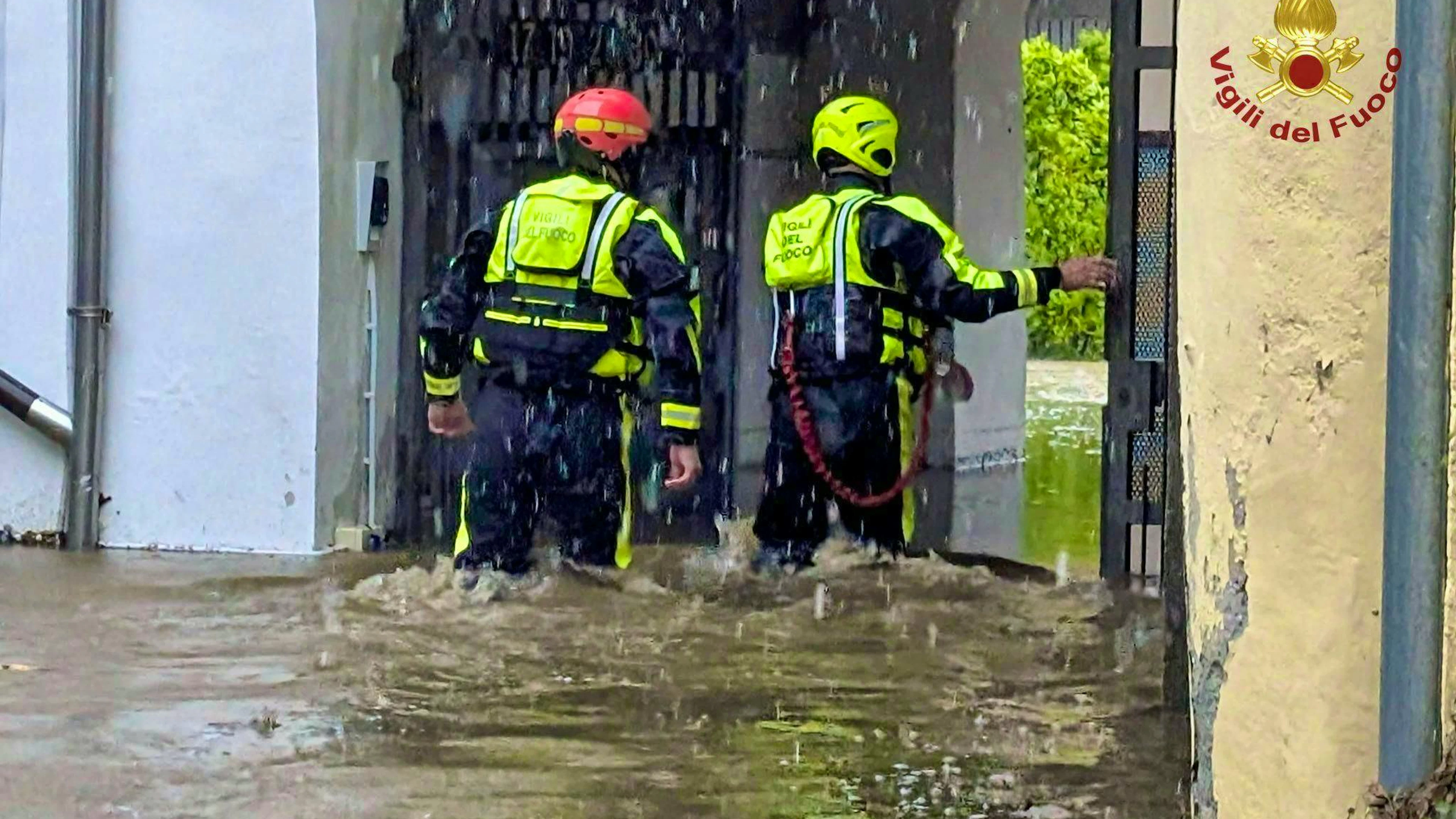 The fire departments are deployed on a large scale due to the heavy rainfall.