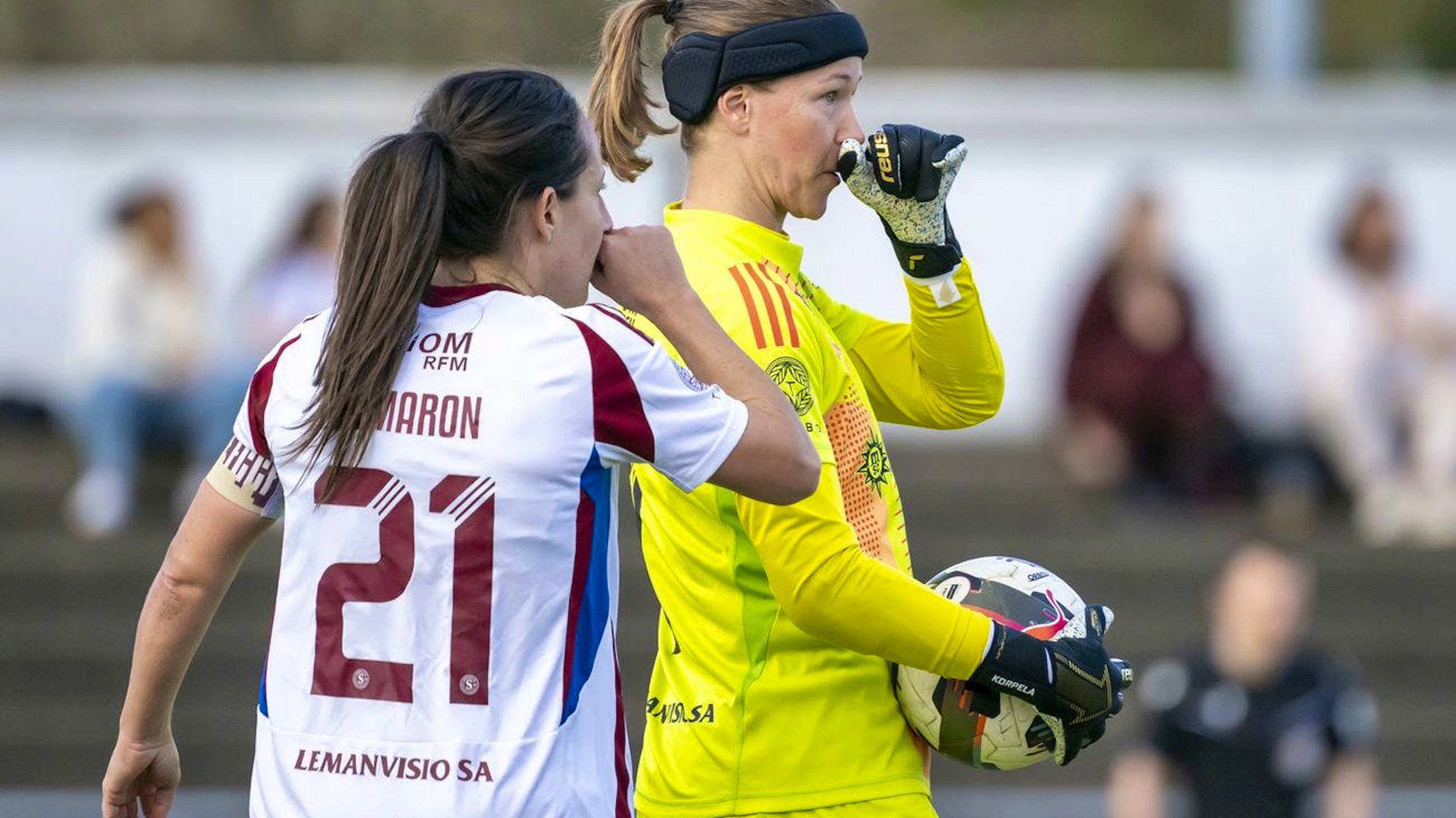 Maeva Clemaron (SFC), gauche, et la gardienne Tinja-Riikka Korpela (SFC), droite.