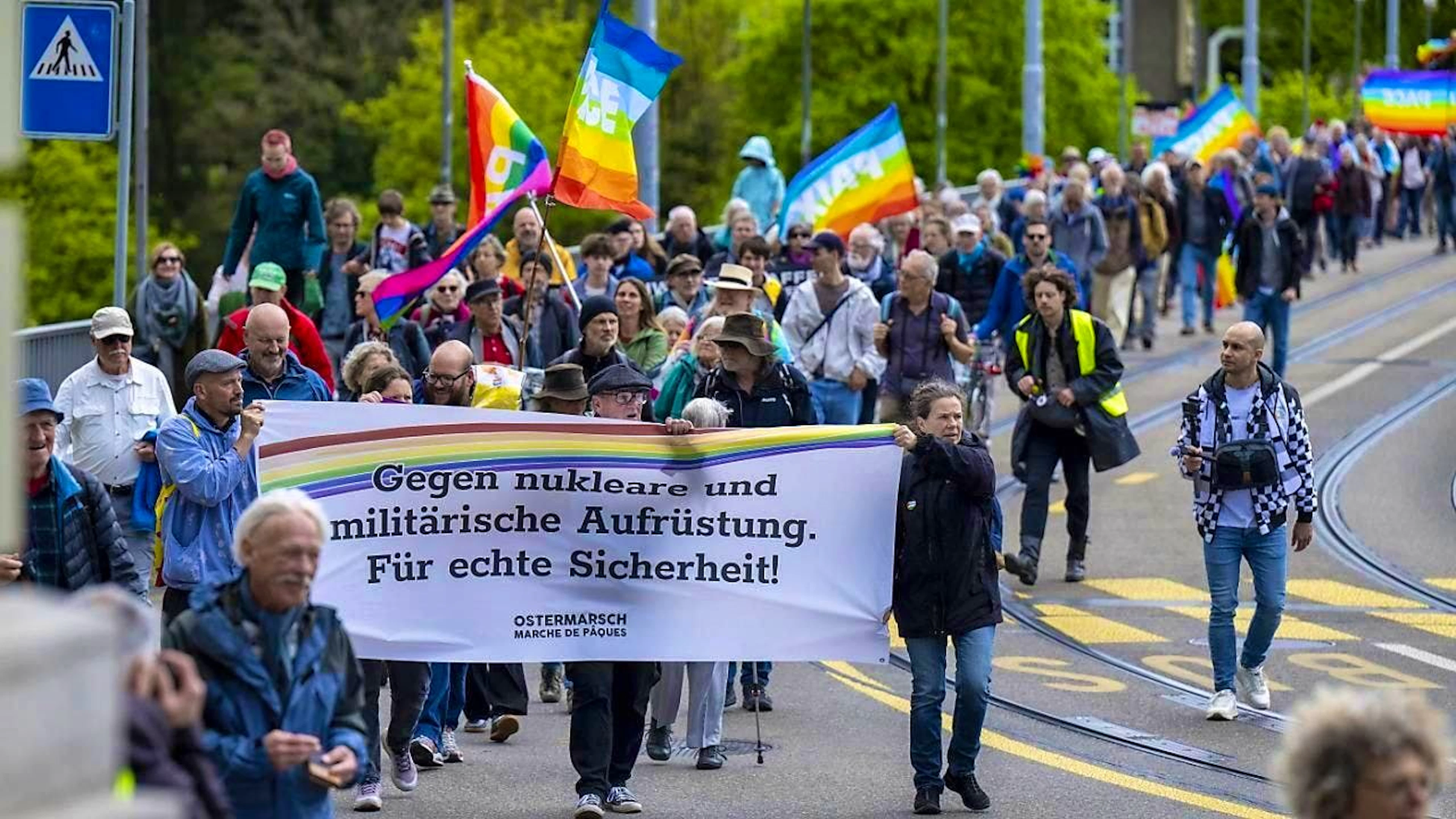 Around 800 people demonstrated for peace in Bern on Easter Monday.