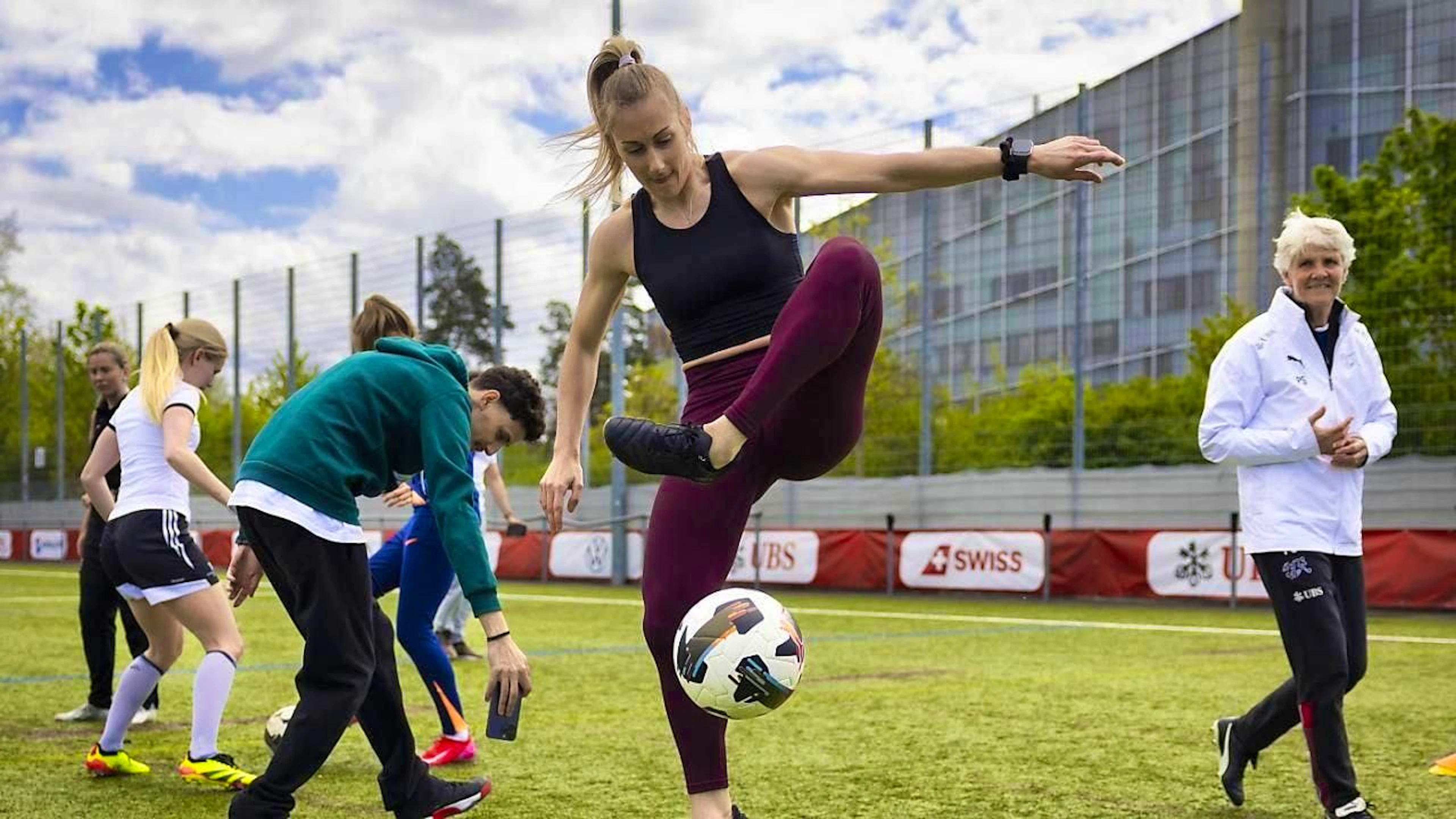 French influencer Melody Donchet juggles in front of Pia Sundhage.