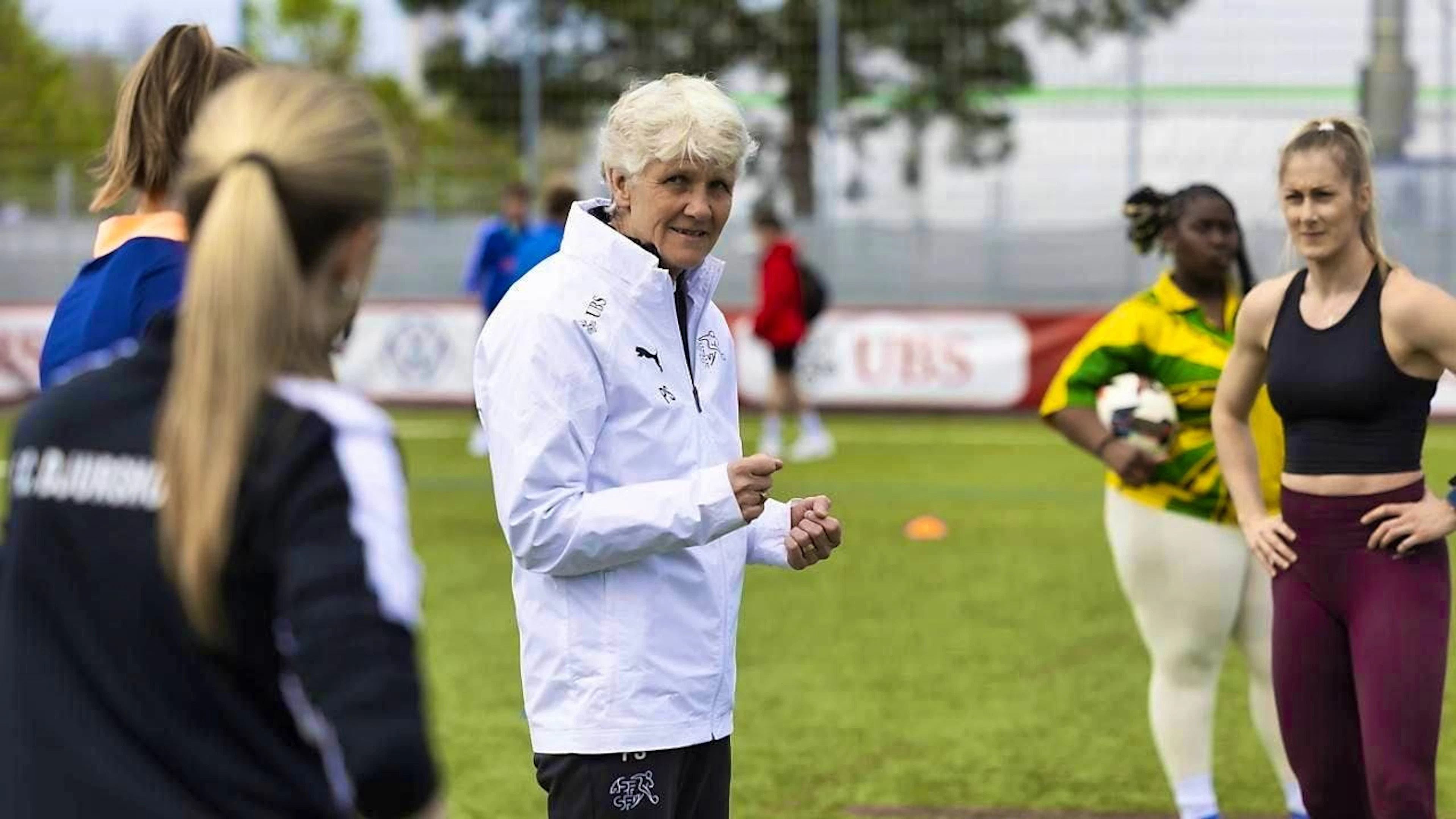 The coach of the Swiss women's national team Pia Sundhage (center) talks to the influencers present in Bern on Monday.
