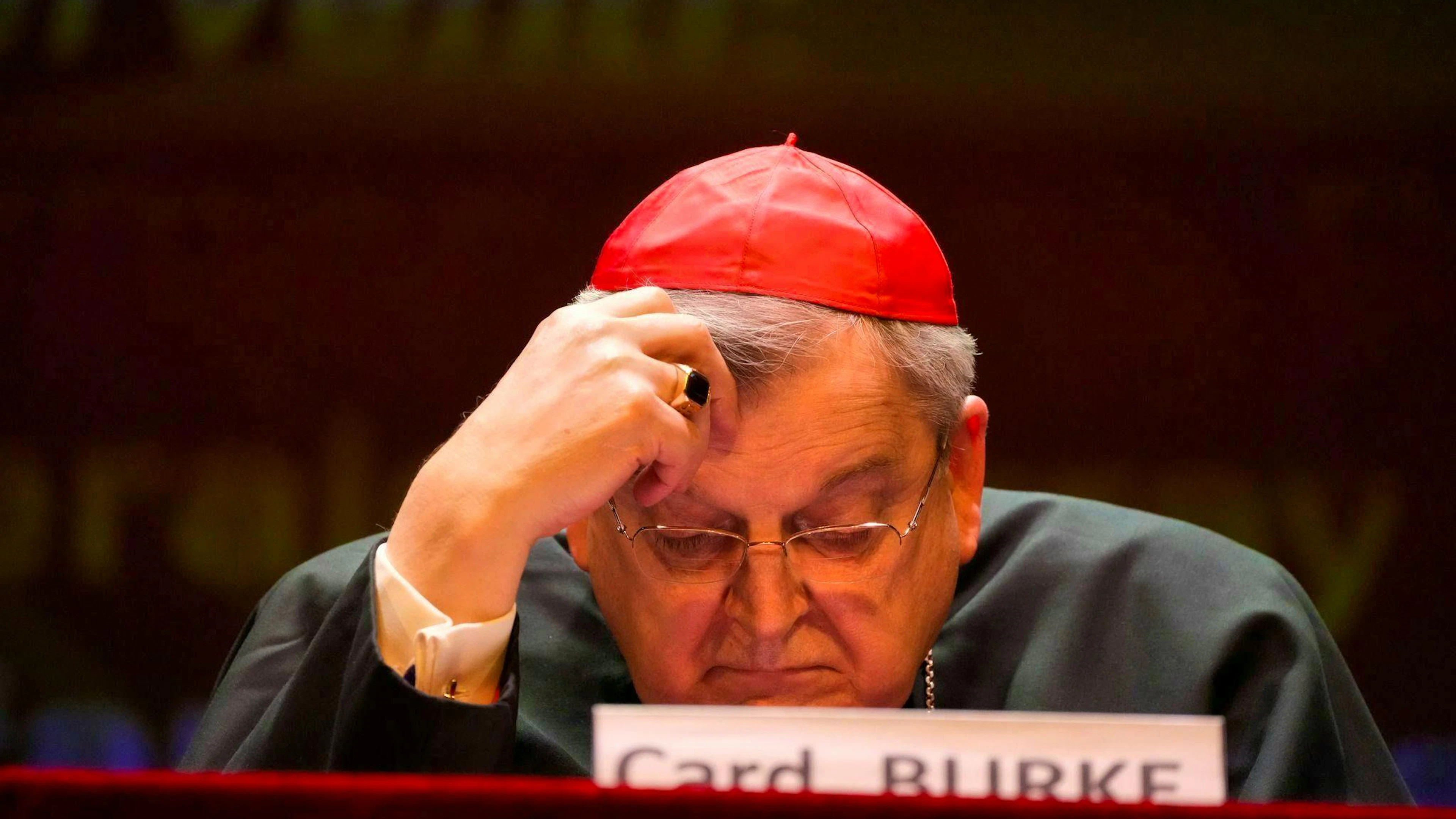 Les chances du cardinal de la Curie Raymond Burke sont considérées comme faibles. (Photo d'archives)