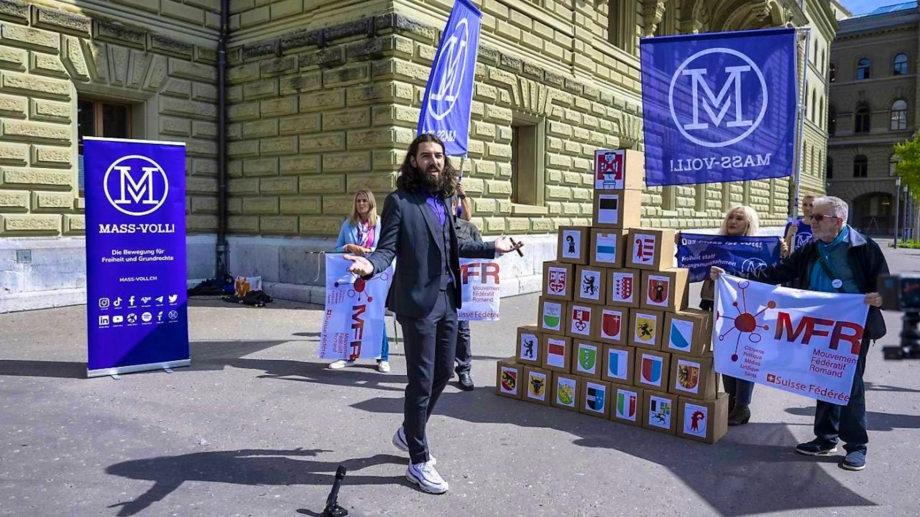 Nicolas Rimoldi, President of the Mass-Voll movement (center), and his fellow campaigners have submitted a further 15,000 signatures for the e-ID referendum to the Federal Chancellery.