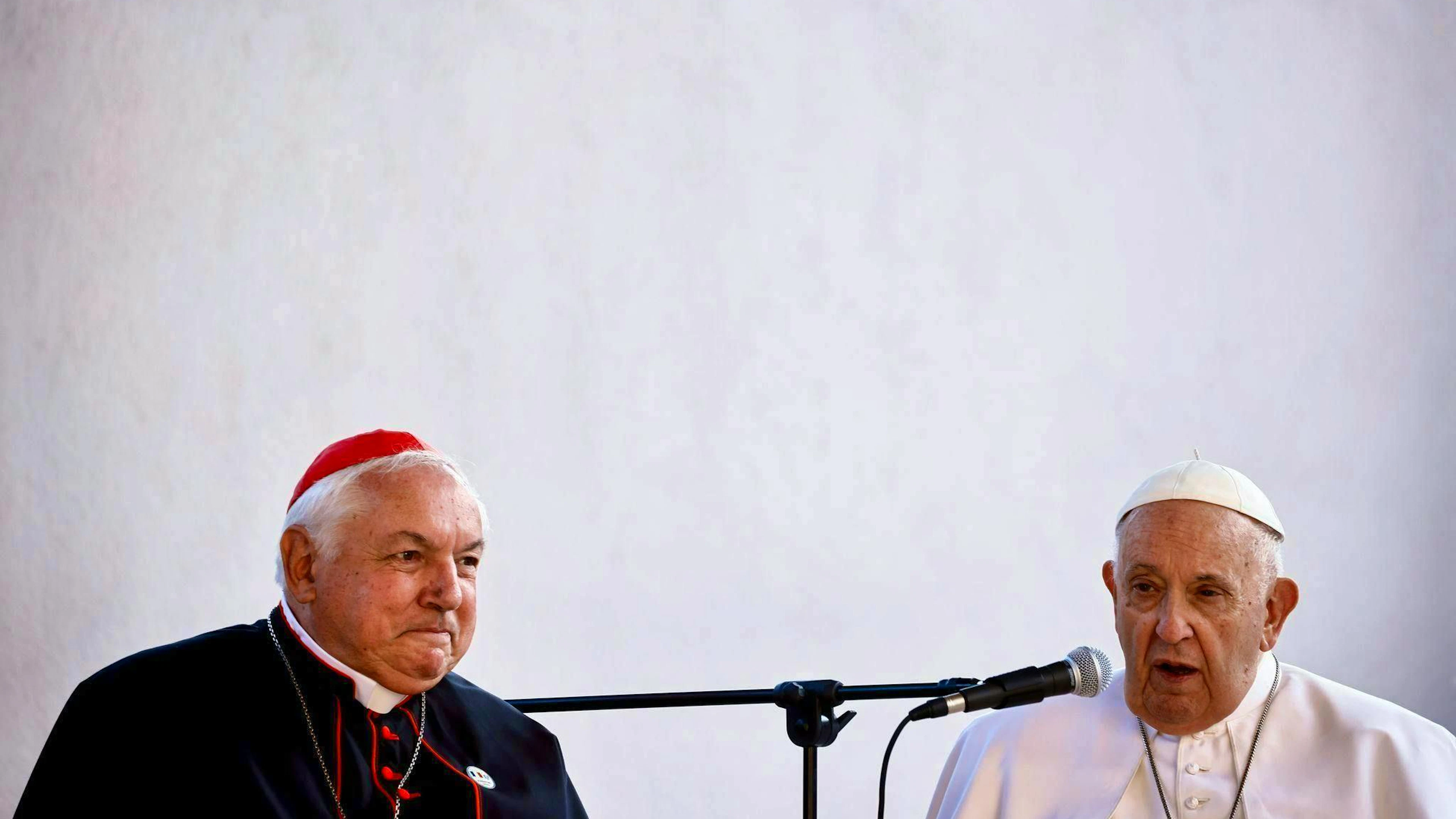 L'archevêque de Marseille, Jean-Marc Aveline (g), est considéré comme proche du peuple, tout comme le défunt pape François. (photo d'archives)