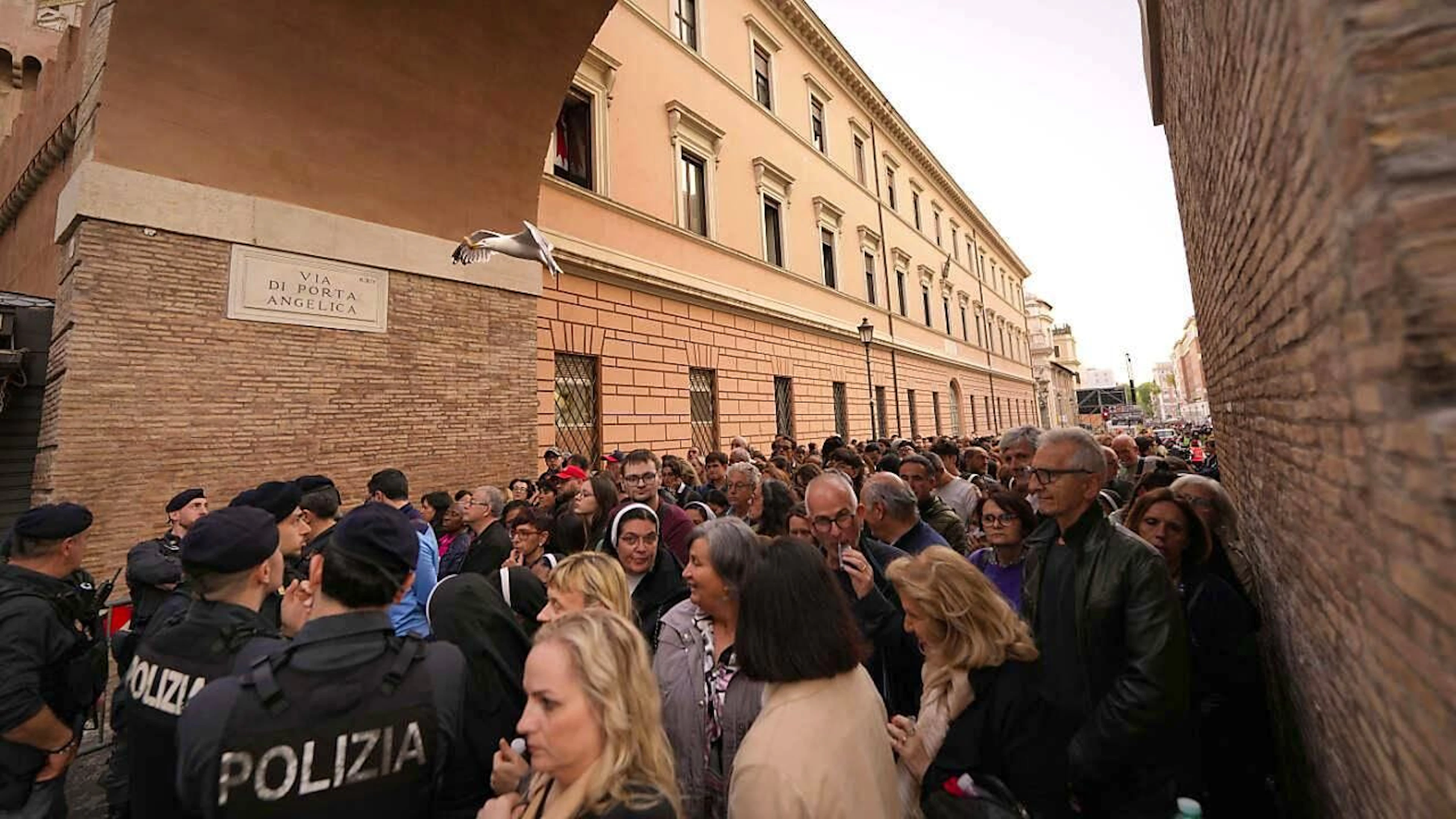Persone in attesa in Piazza San Pietro per rendere omaggio alla salma di Papa Francesco