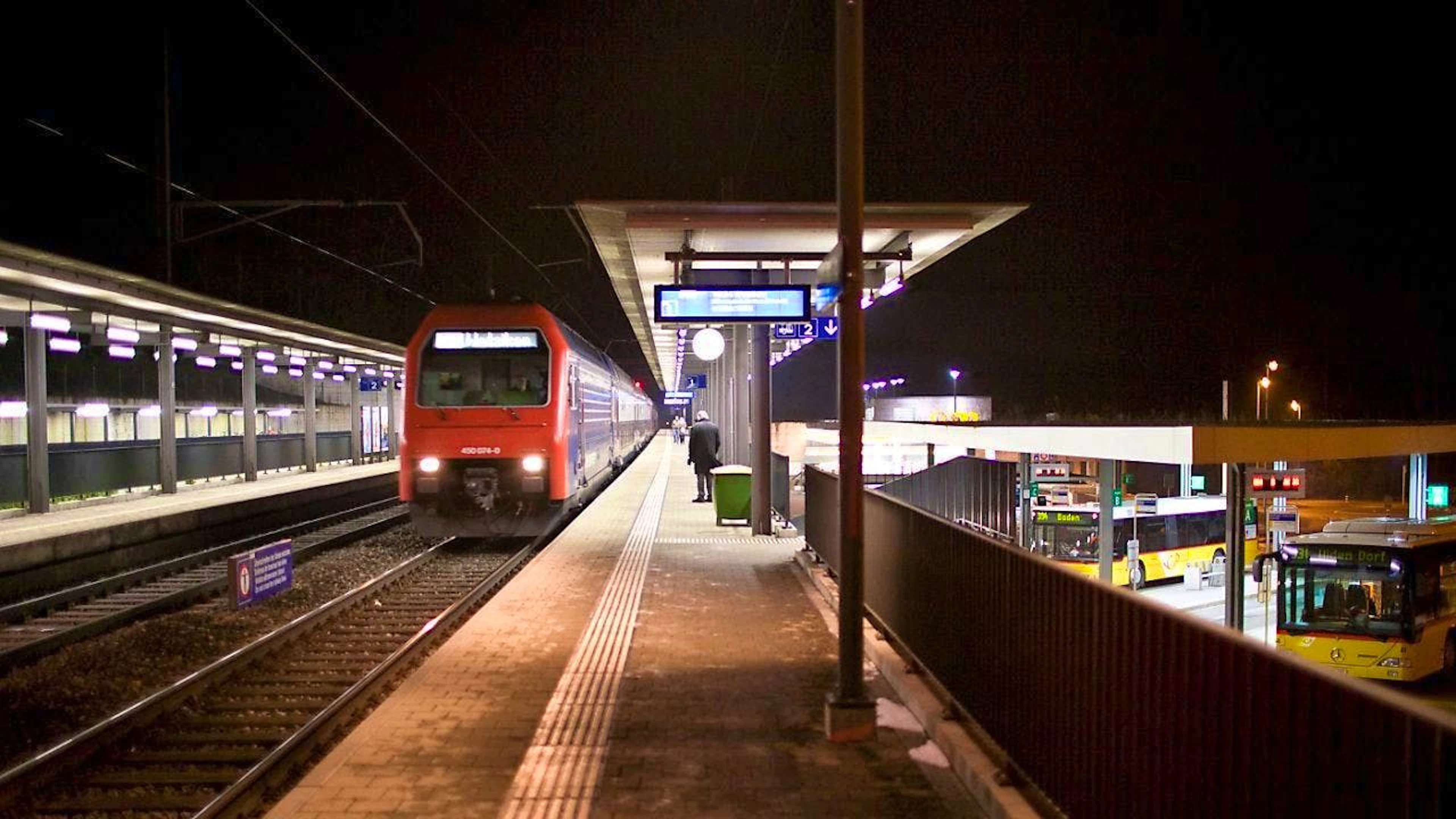 The Heitersberg tunnel is the long tunnel through which the express trains from Aarau pass about ten minutes before arriving in Zurich.