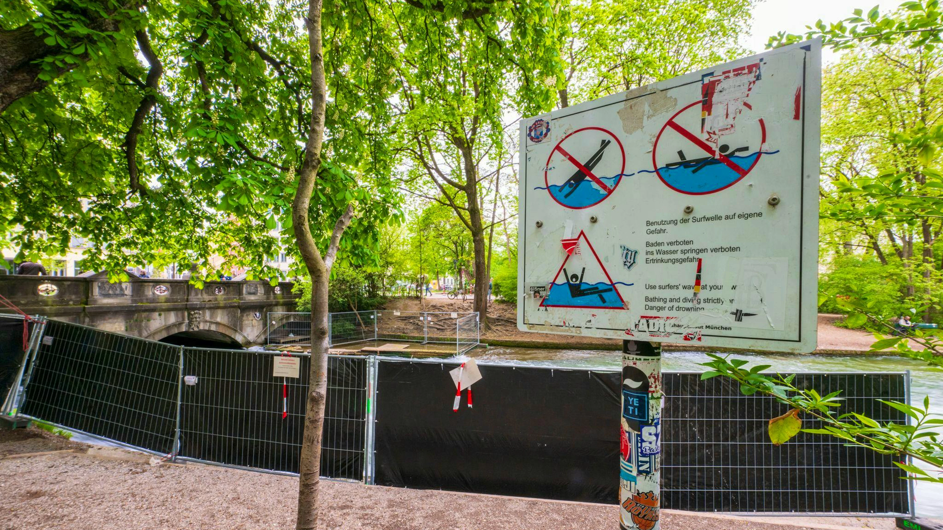 Schilder warnen vor der Gefahr an der Welle. 