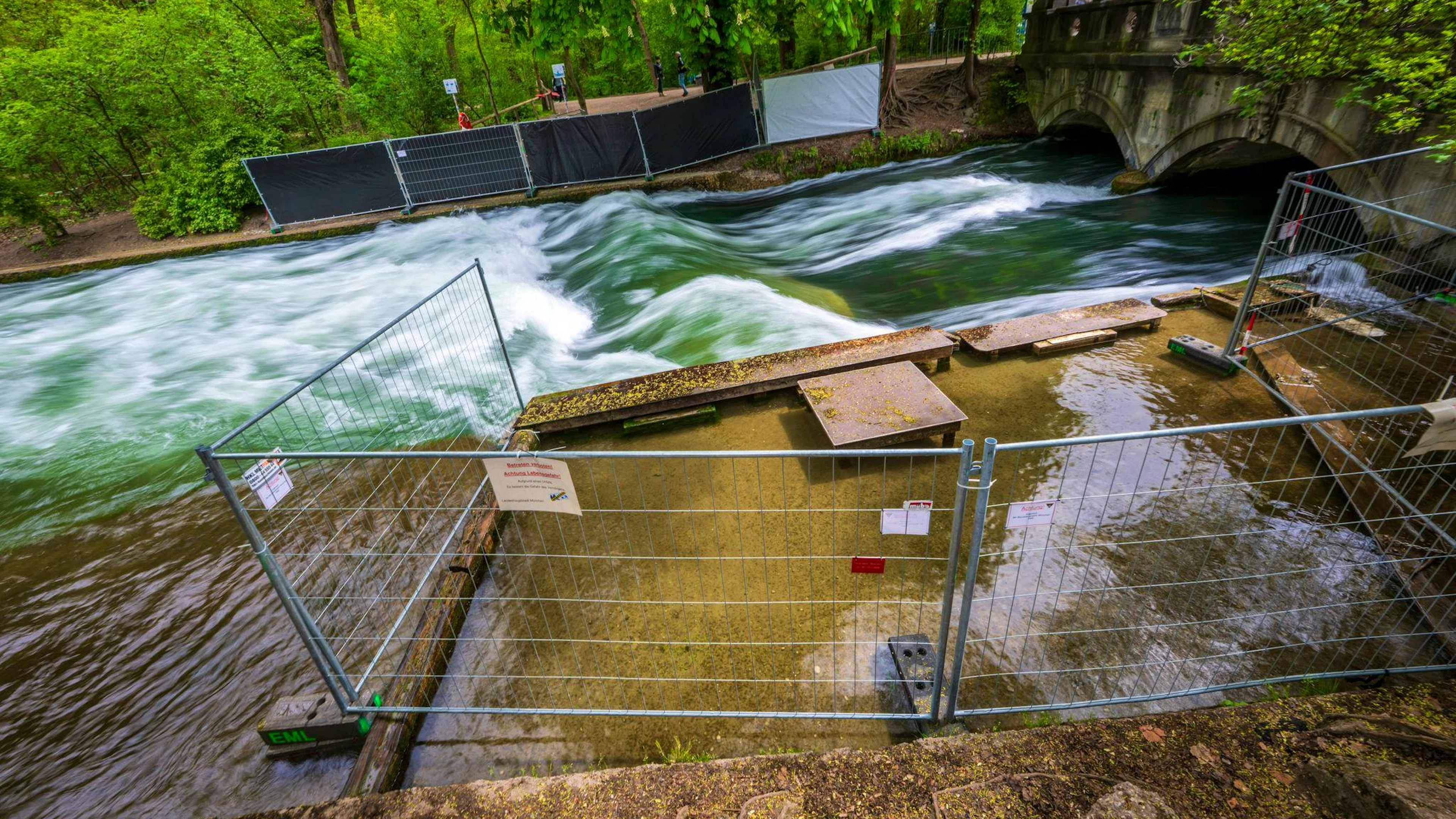 Die Eisbachwelle wurde nach dem Unfall mit Zäunen abgesperrt. 