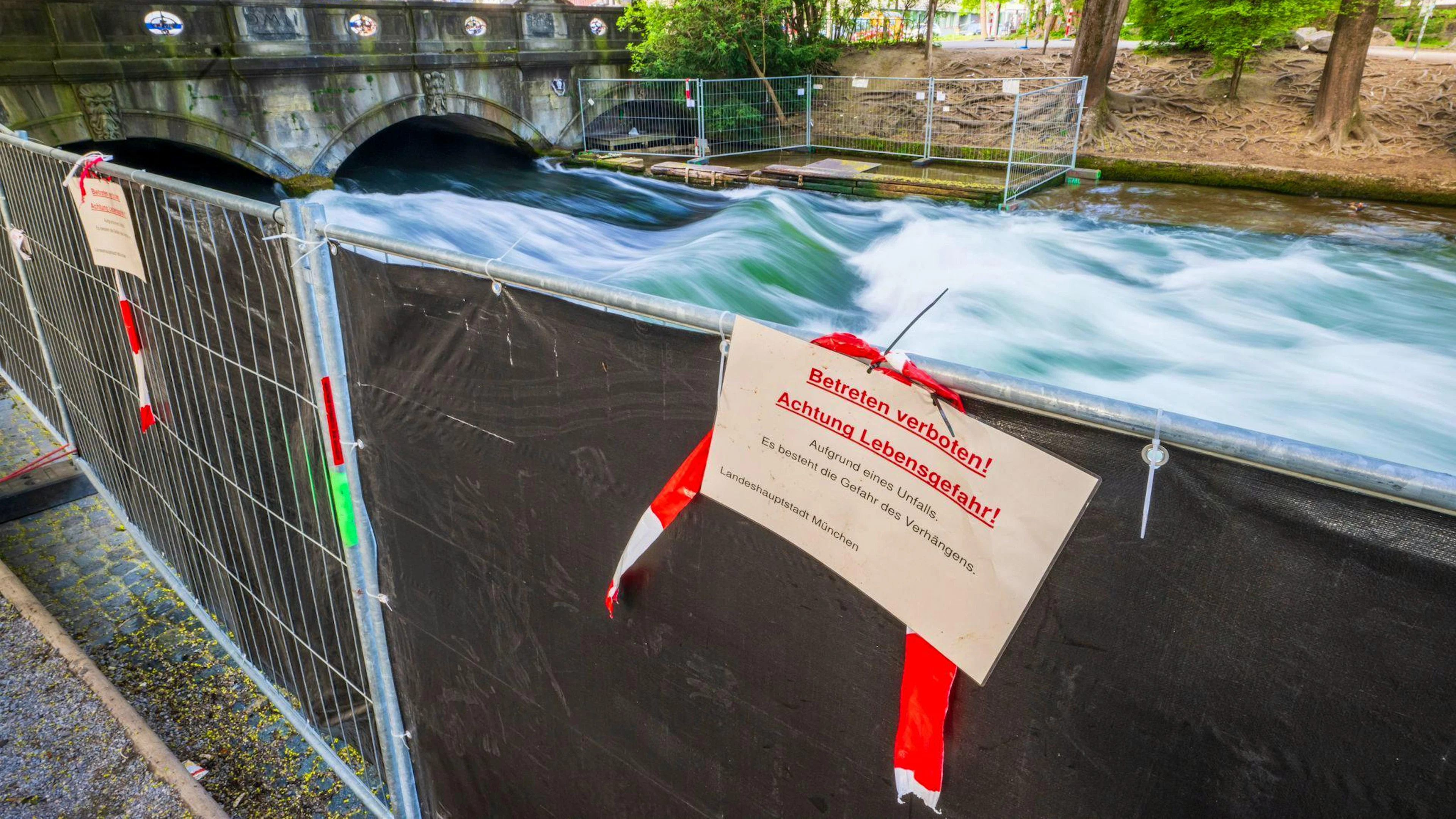 Nach einem schweren Surfunfall erwägen die Behörden, zur Ermittlung der Unglücksursache die Münchner Eisbachwelle zeitweise trockenzulegen.
