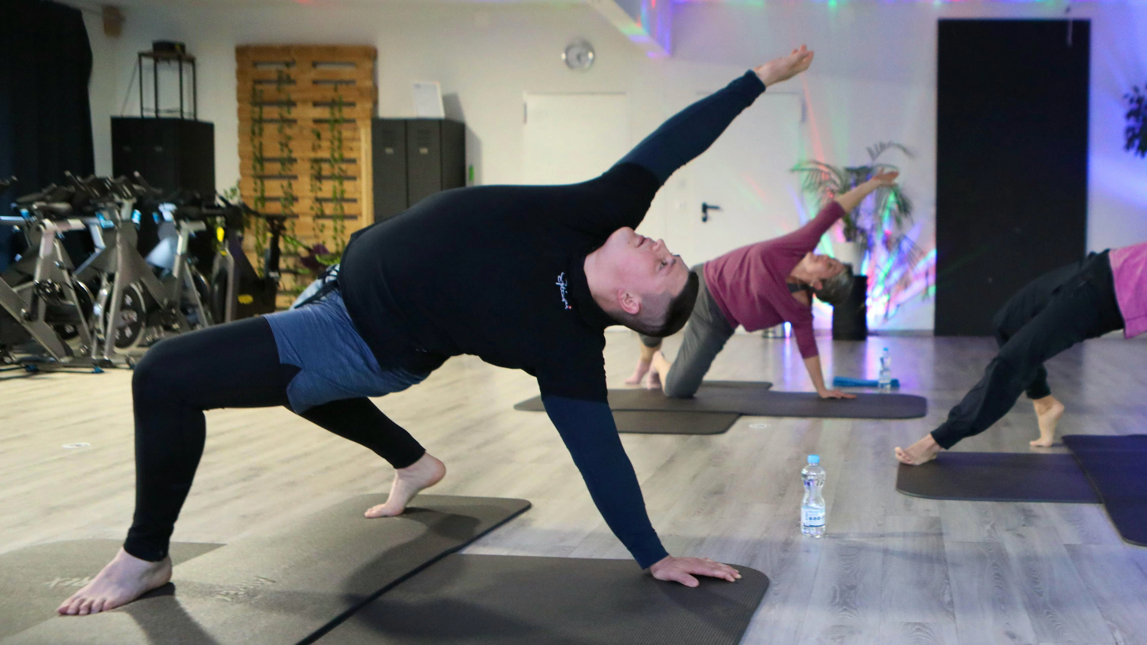 Nick Alpiger beim Yoga. Hier inmitten der Haltung «Camatkarasana» (Wild Thing).