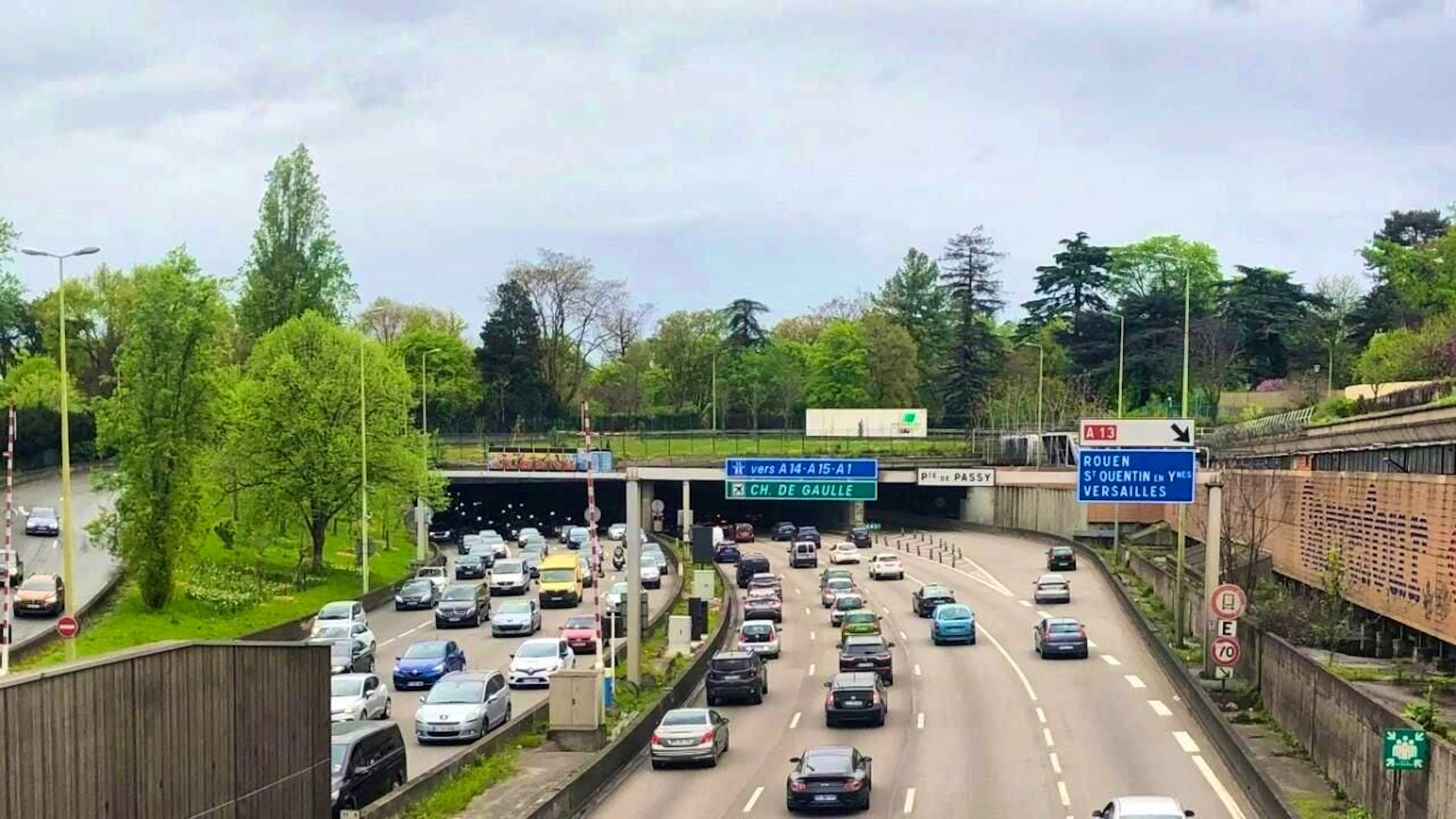 ARCHIVE - There is heavy traffic on the "Peripherique" highway in Paris (archive photo). Photo: Michael Evers/dpa
