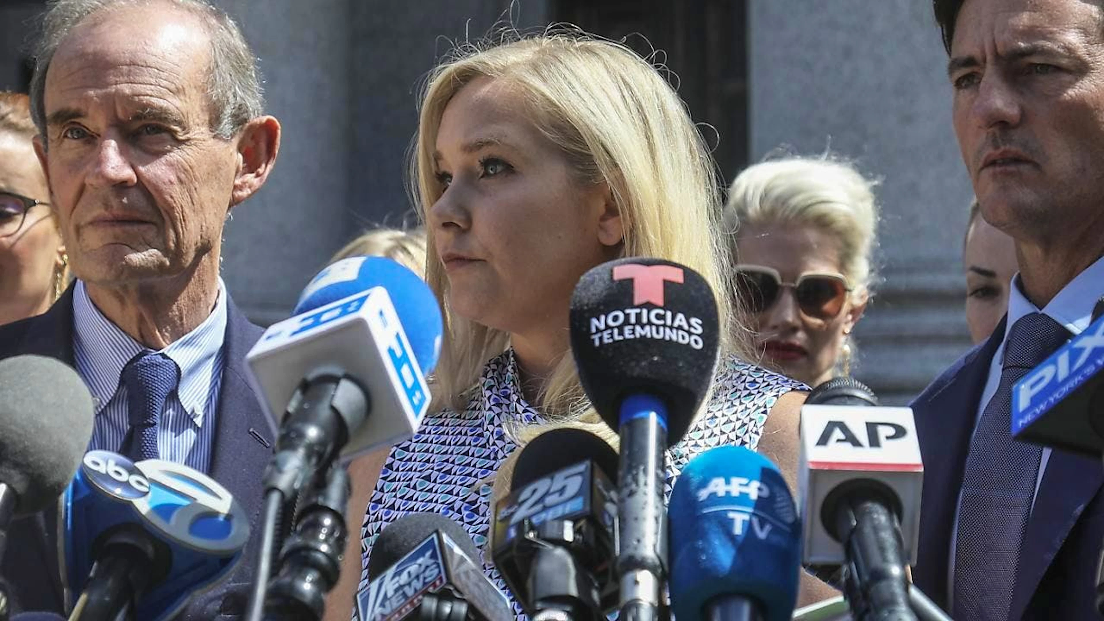 Der Rechtsstreit zwischen Virginia Giuffre (in der Mitte) und dem britischen Prinz Andrew wurde 2022 aussergerichtlich beigelegt.
