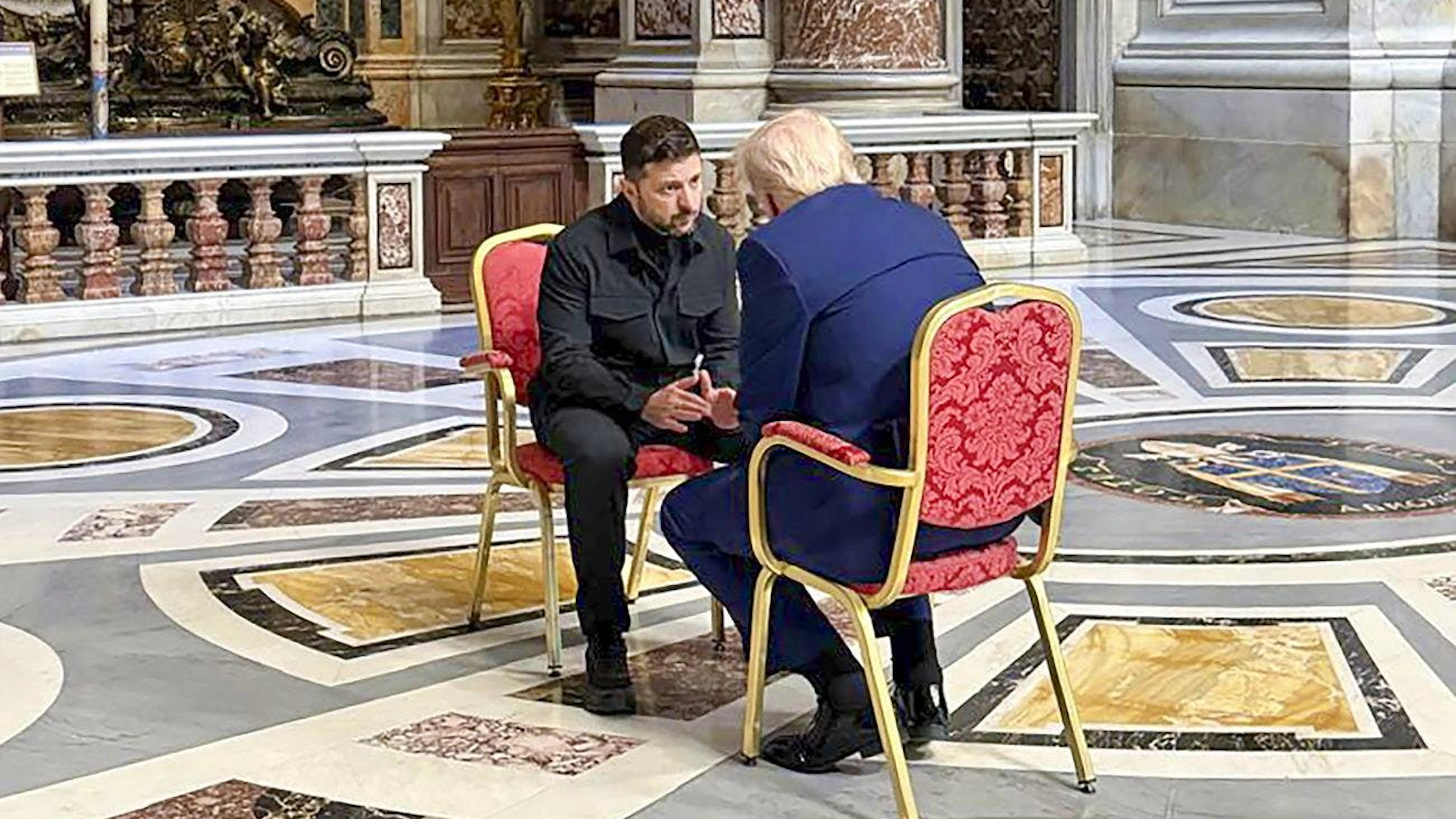 La présidence ukrainienne a publié des photos de Volodymyr Zelensky et Donald Trump assis en tête-à-tête, et échangeant également à quatre avec le président français Emmanuel Macron et le Premier ministre britannique, Keir Starmer.