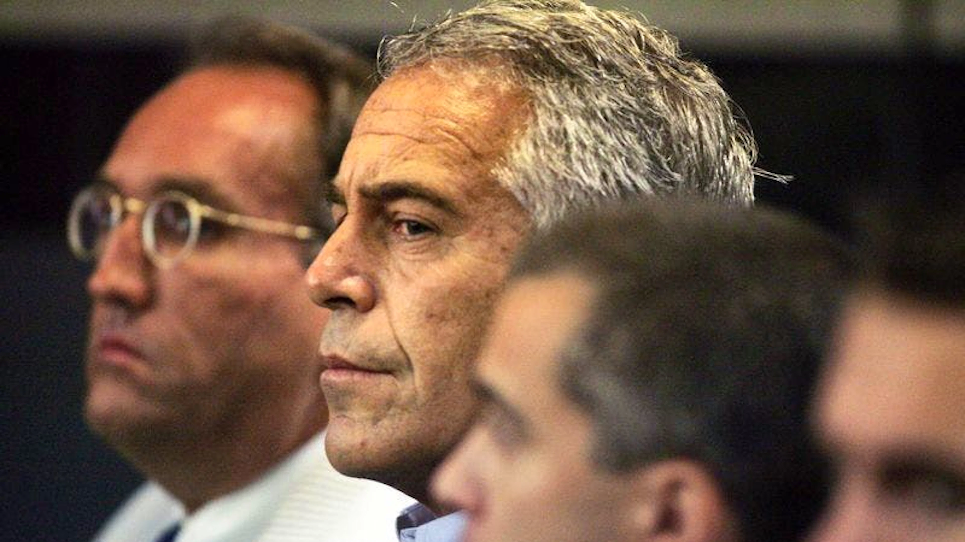Jeffrey Epstein (M) erscheint im Juli 2019 vor Gericht in West Palm Beach. 