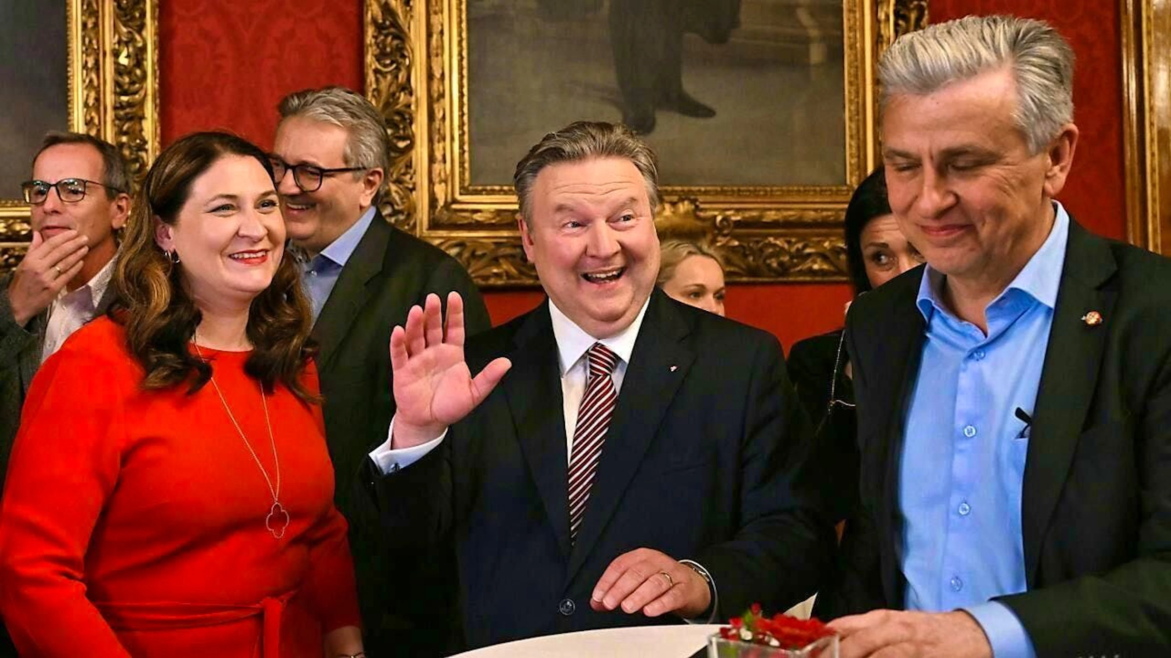 Election campaign manager Barbara Novak (l-r), Mayor Michael Ludwig and club leader Josef Taucher (all SPÖ), on the occasion of the Vienna elections. Photo: Helmut Fohringer/APA/dpa