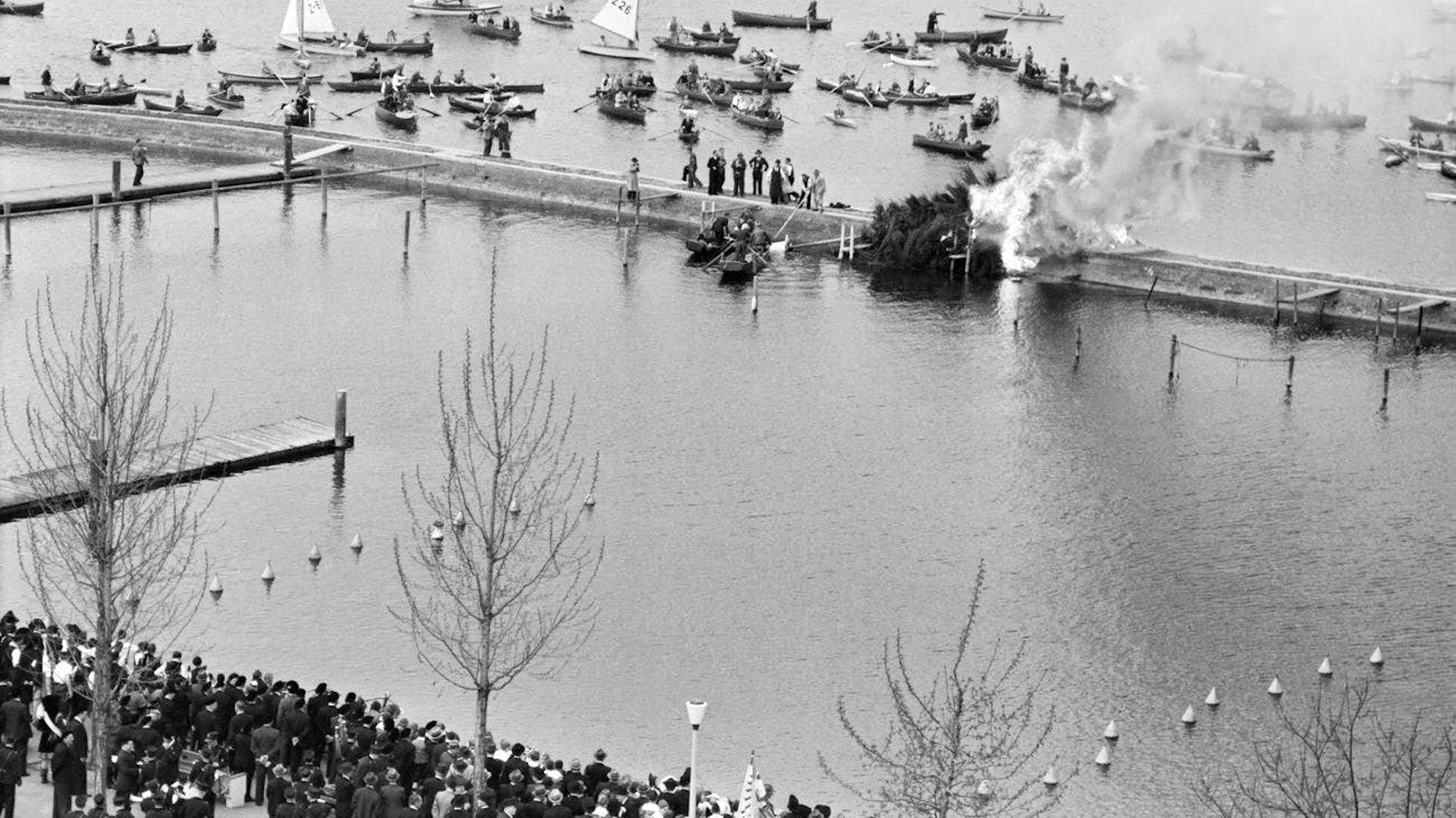 The Böögg is burned on the Enge harbor dam in April 1944 - and falls into Lake Zurich.