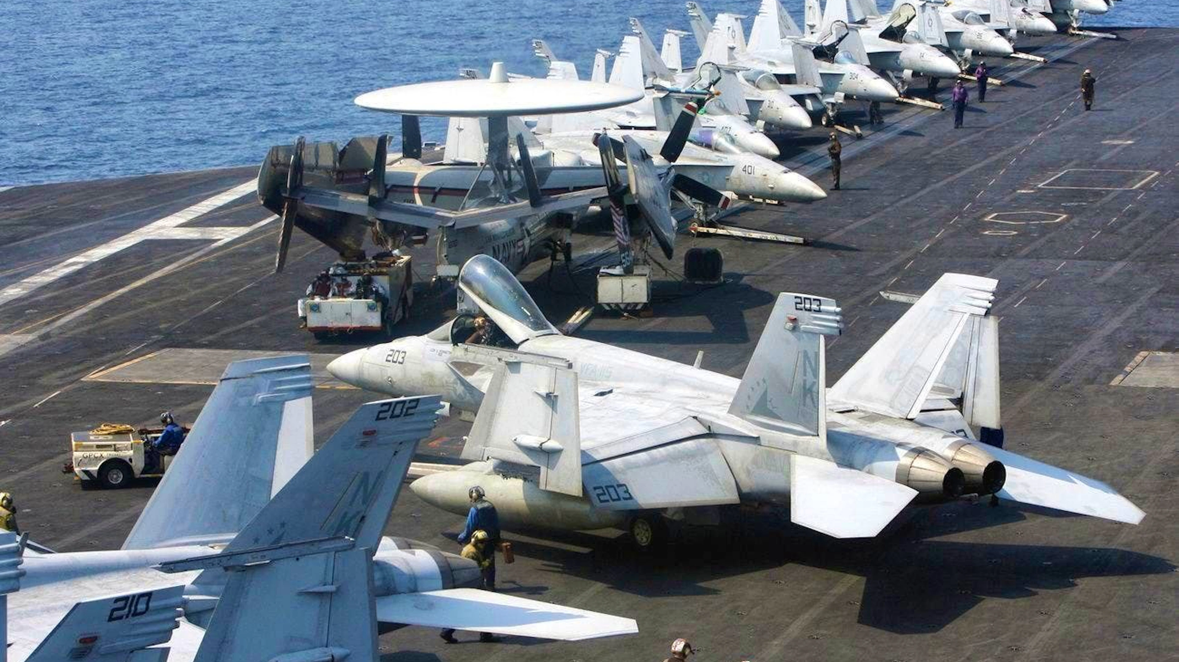 The US Navy is investigating how it was possible for a fighter jet to become detached from its tow rope and topple off an aircraft carrier. (symbolic image)