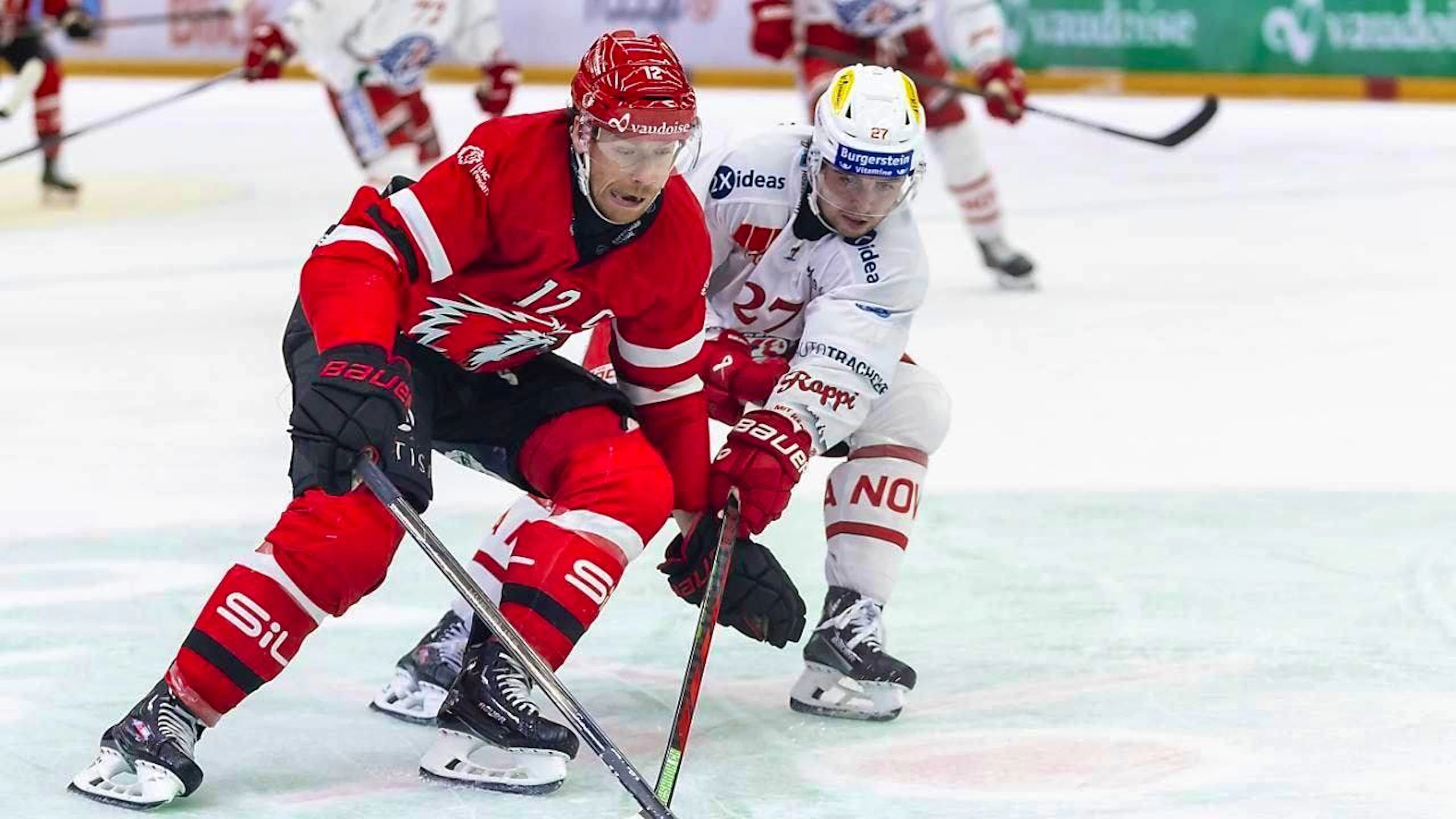 Michael Raffl (left) was sorely missed by the Lausanne fans in the playoff final.