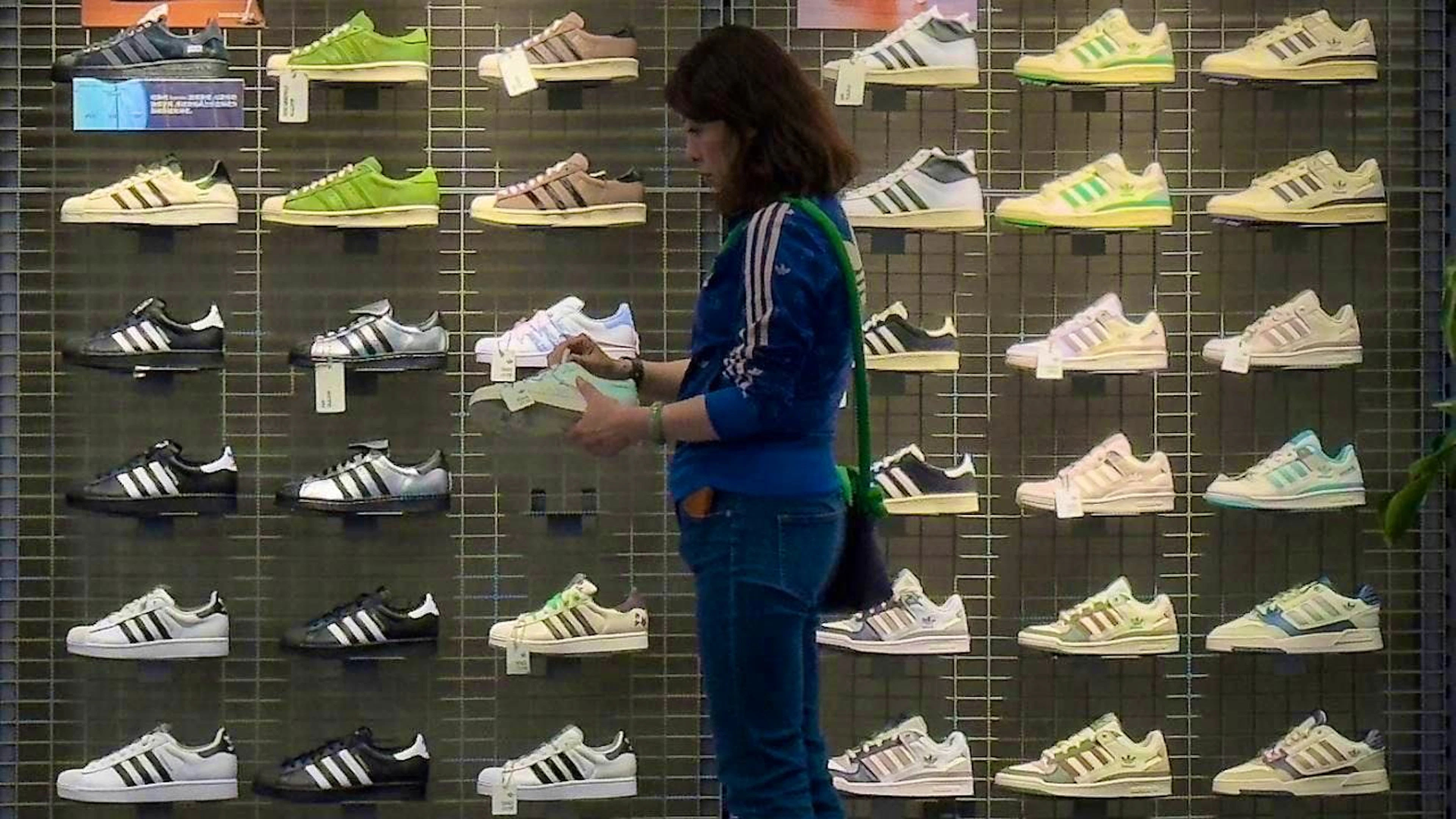 The sporting goods group Adidas is concerned about the import tariffs announced by US President Donald Trump. The consequences for the group's business are not yet foreseeable, Adidas CEO Björn Gulden stated.(archive image)