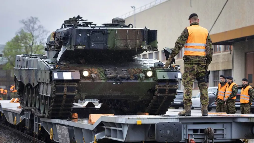 Schweizer Soldat im Schlafsack von Panzer angefahren