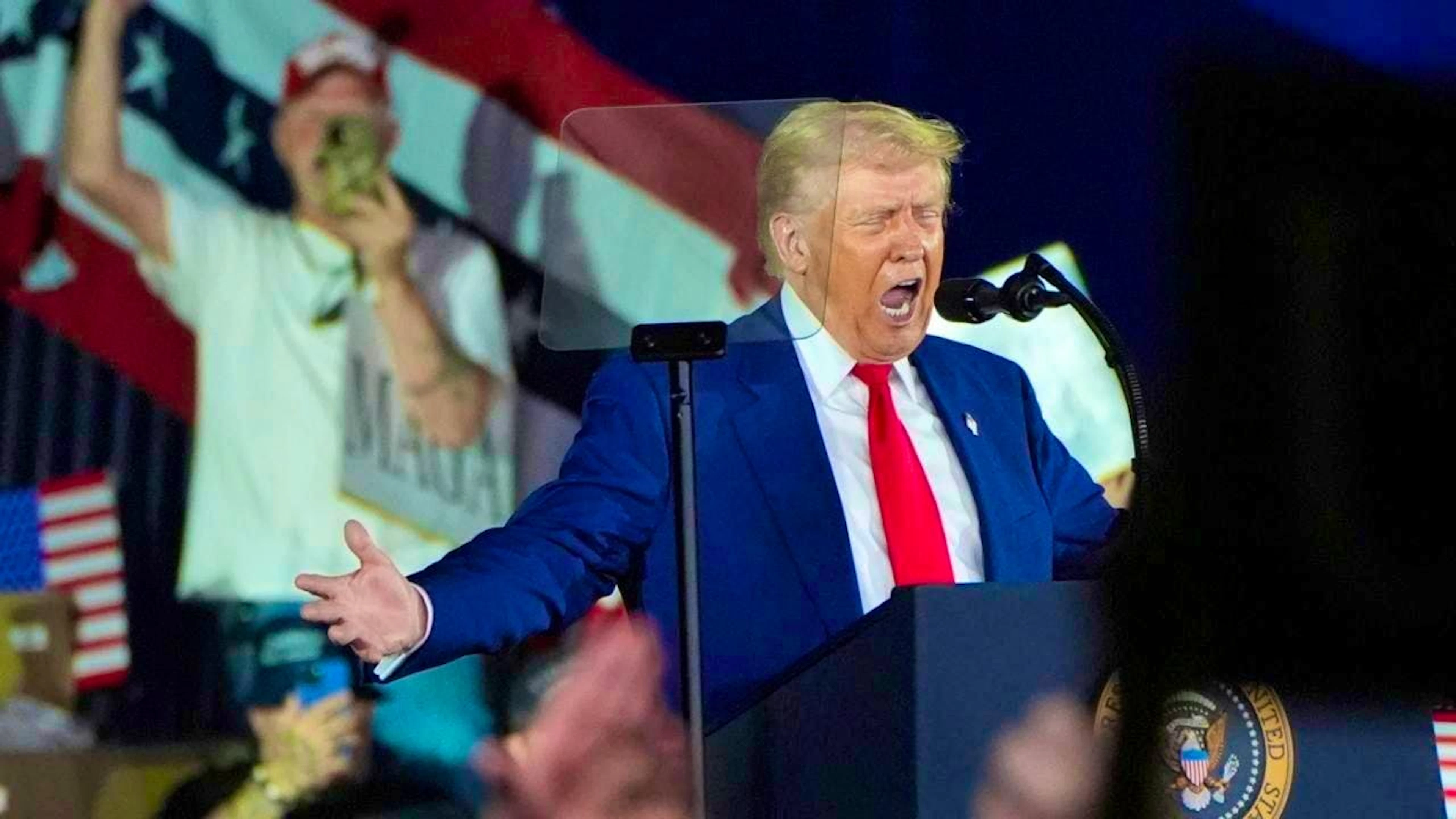 dpatopbilder - US President Donald Trump speaks at the Macomb County Community College Sports Expo Center about his first 100 days in office. Photo: Alex Brandon/AP/dpa