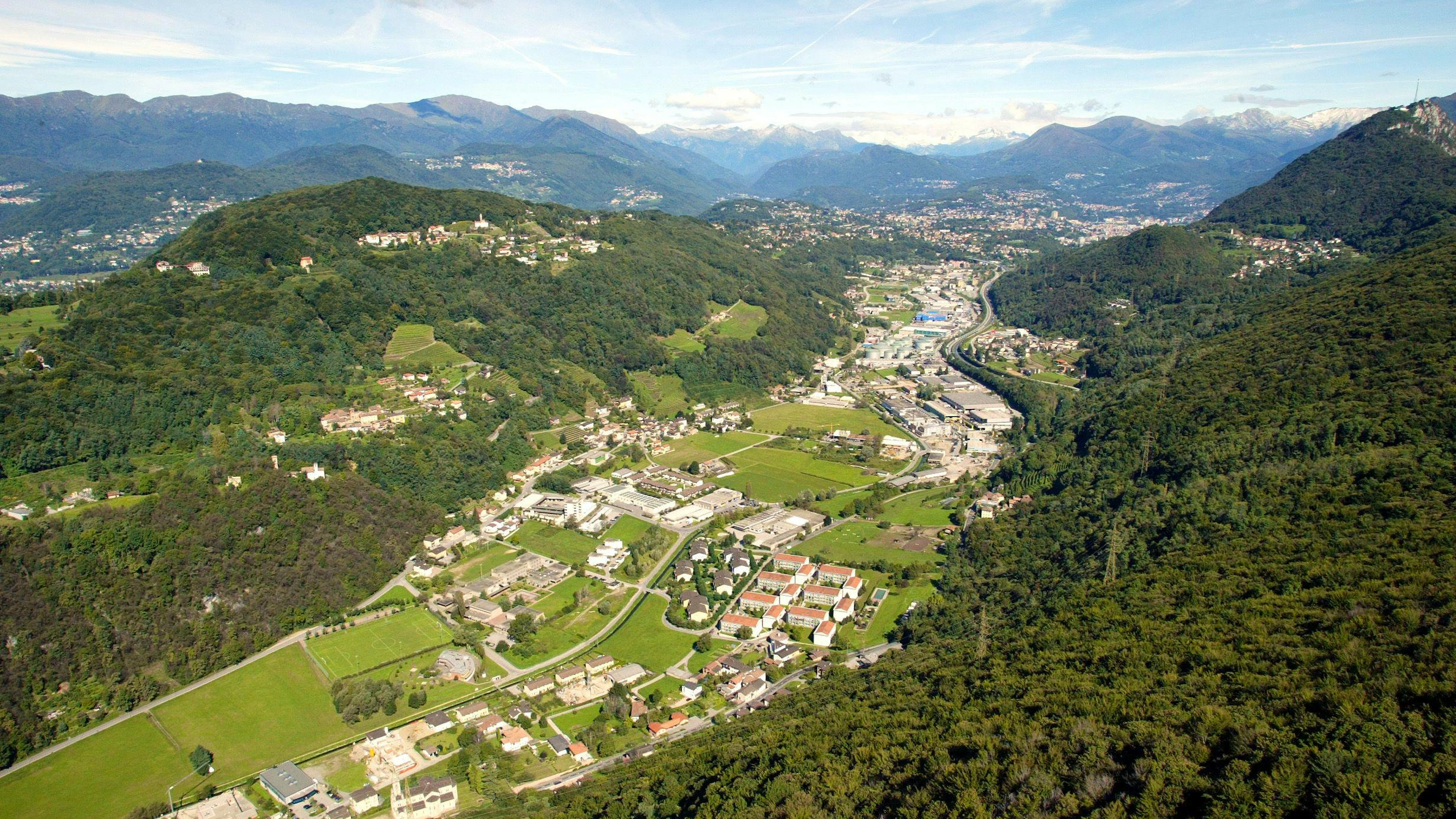 Una veduta panoramica aerea complessiva del Pian
Scairolo con Barbengo in primo piano, la Collina d'Oro, Agra. a
destra sulla montagna Carabbia.