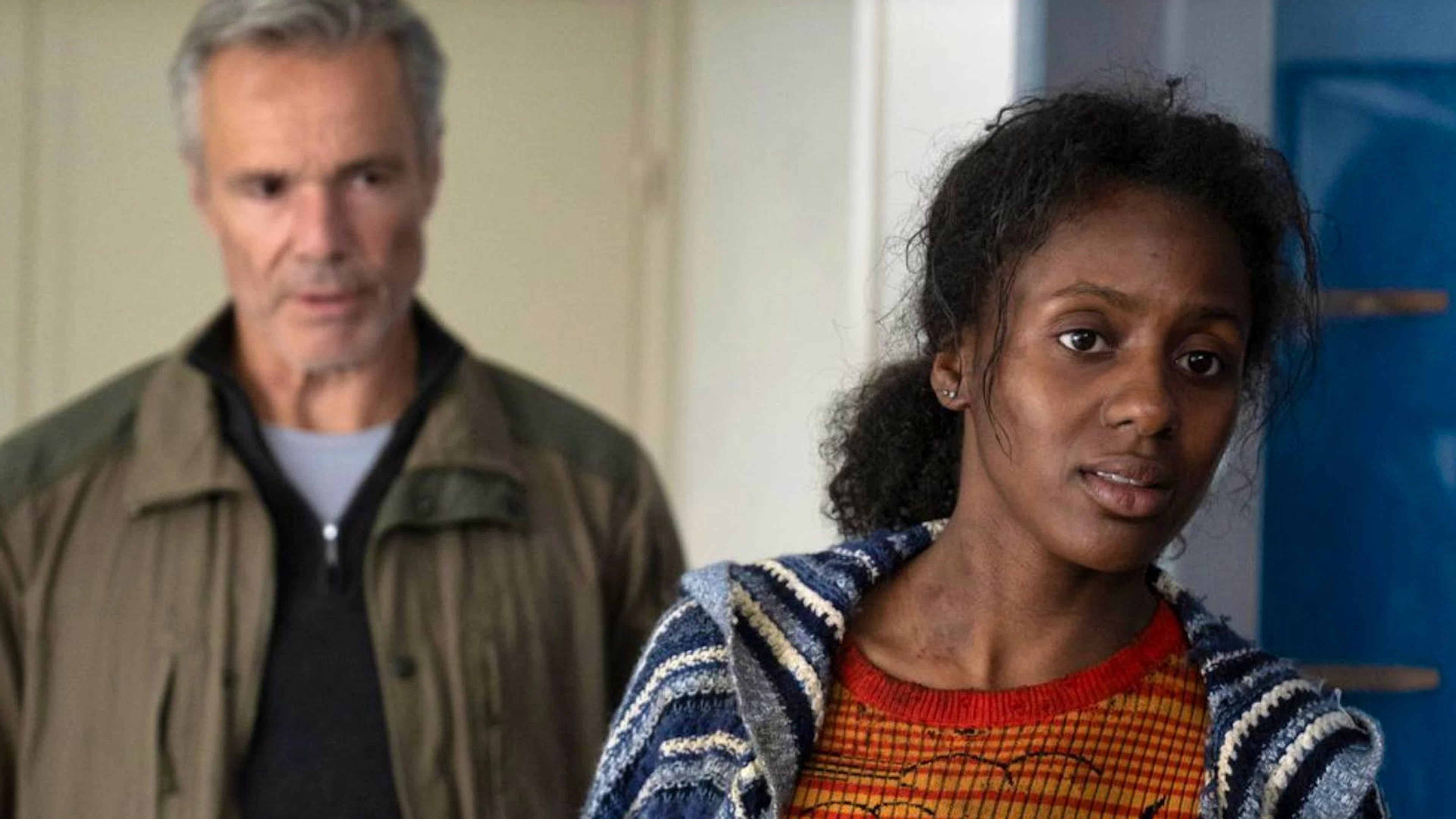 Die Oberstaatsanwaltschaft möchte im neuen «Amsterdam Krimi», dass Safiya (Shanaya Dap) vor Gericht aussagt, doch die junge Frau möchte nicht das Leben ihrer Schwester gefährden, die noch in der Hand der Schleuser ist. Kann Alex (Hannes Jaenicke) das kleine Mädchen finden und retten?