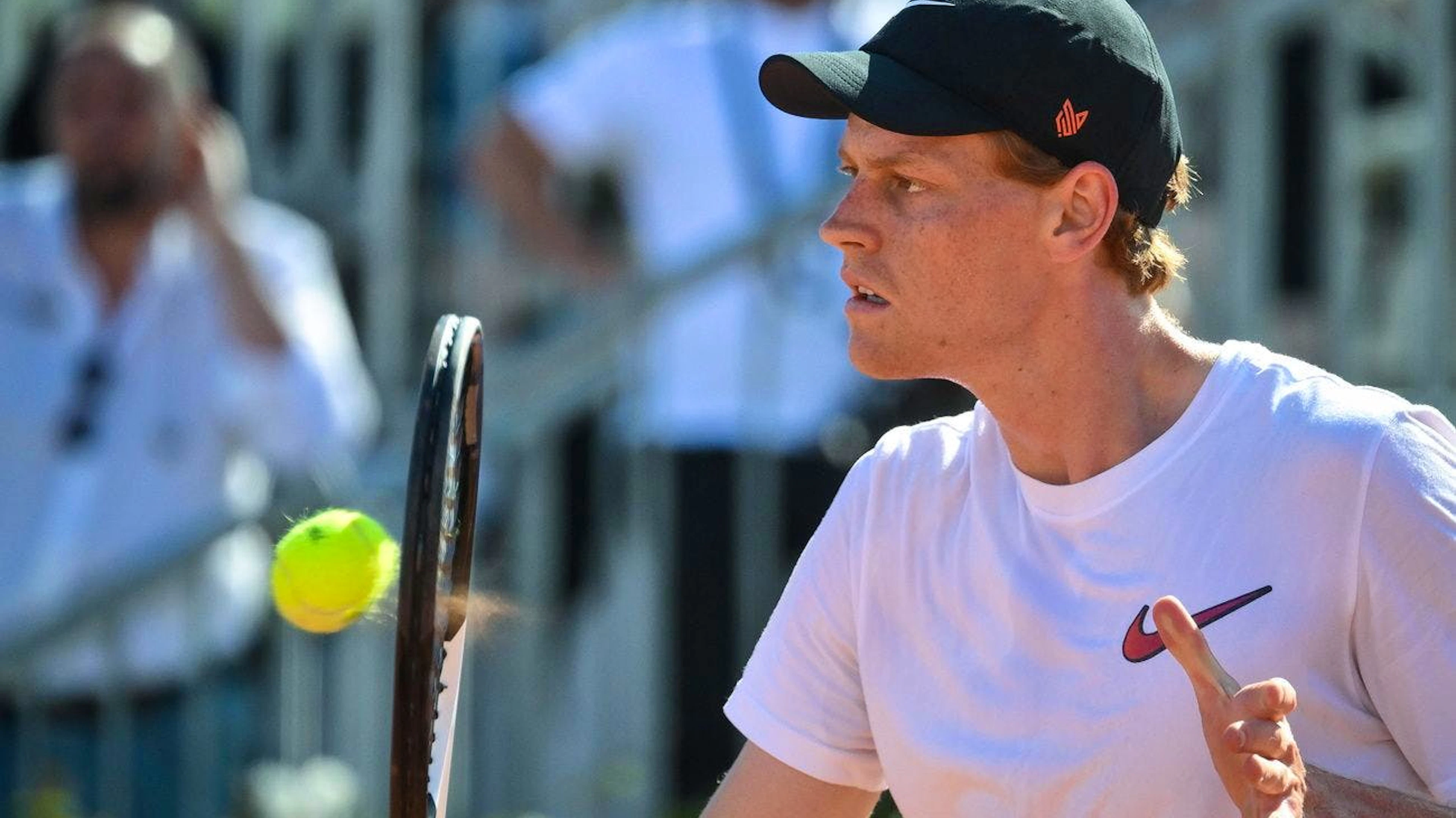 Jannik Sinner si prepara al suo debutto agli Internazionali di Tennis a Roma dopo lo stop forzato di tre mesi.