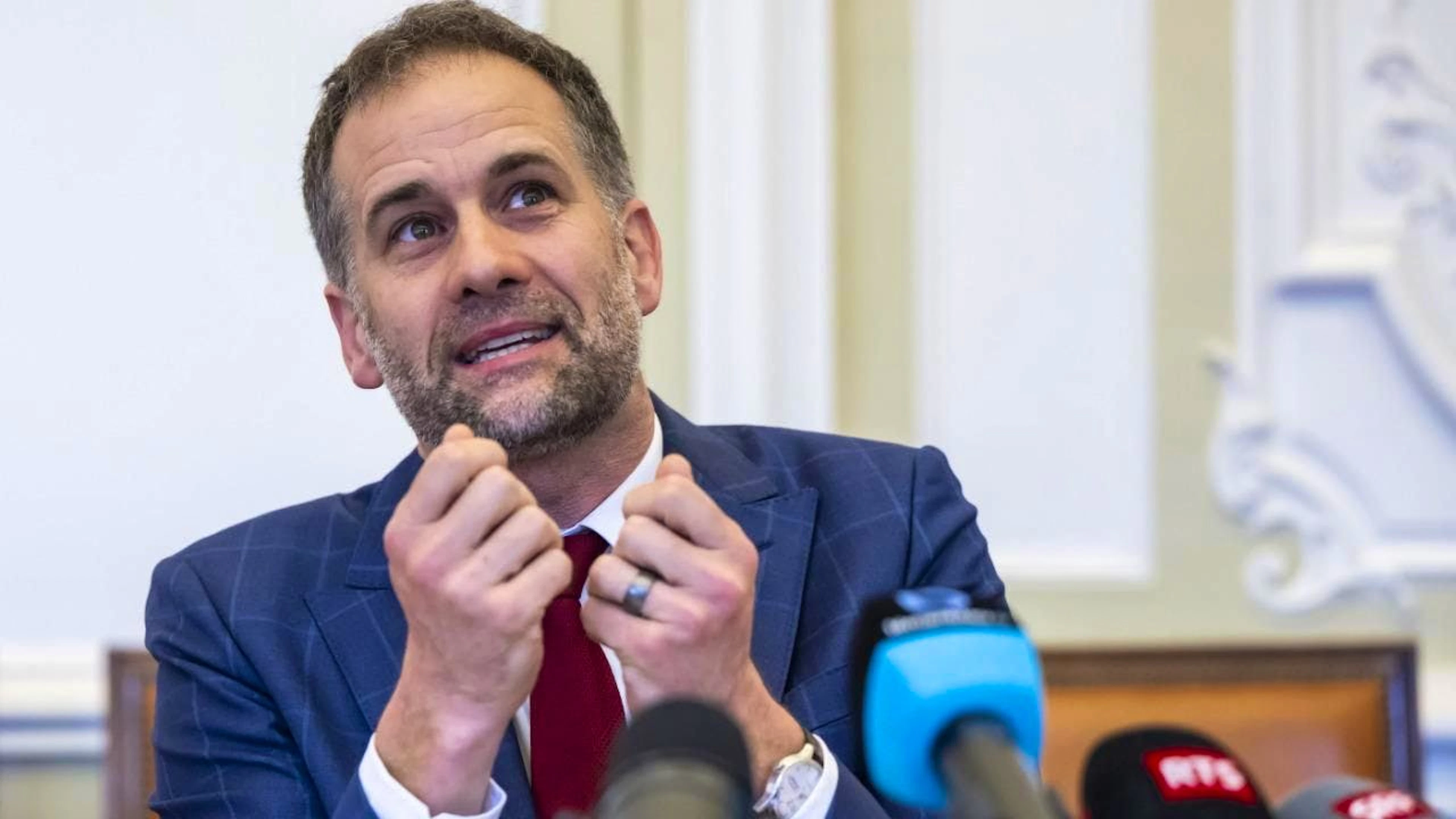 Le conseiller d'Etat Vert Antonio Hodgers quittera le gouvernement genevois en automne, douze ans après y être entré, a-t-il annoncé mercredi. Cela fait 28 ans que ce surdoué de la politique est élu par le peuple.