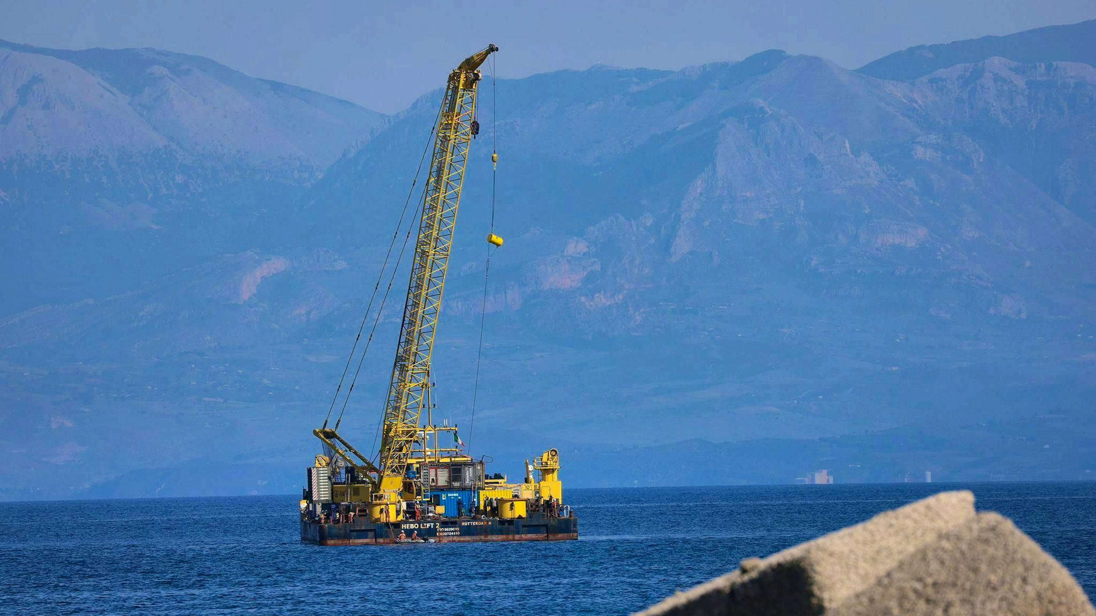 The public prosecutor's office hopes that the salvage operation will shed light on how the accident could have happened. There is a lot of speculation about this, including links to the secret service milieu.