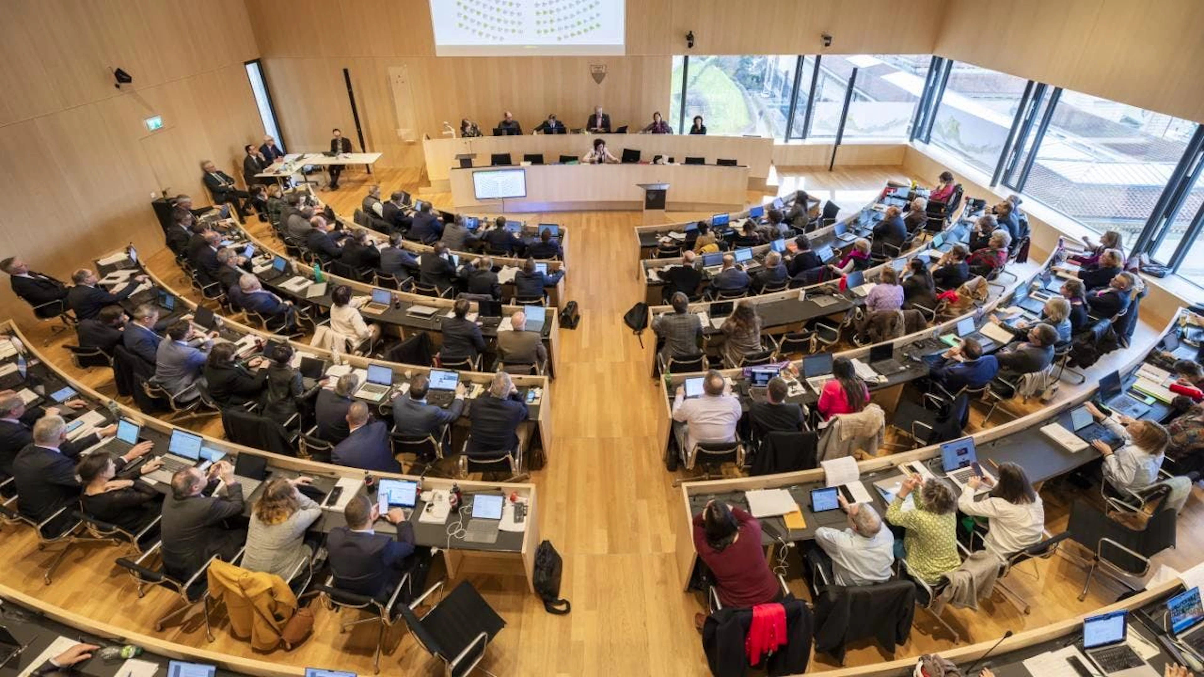 Dans le canton de Vaud, la question de savoir s'il faut exclure toutes les listes n'ayant pas recueilli 5% des suffrages pour une élection au Grand Conseil, ou uniquement les listes qui ne sont pas apparentées, donc les listes uniques, fait grand débat (archives).