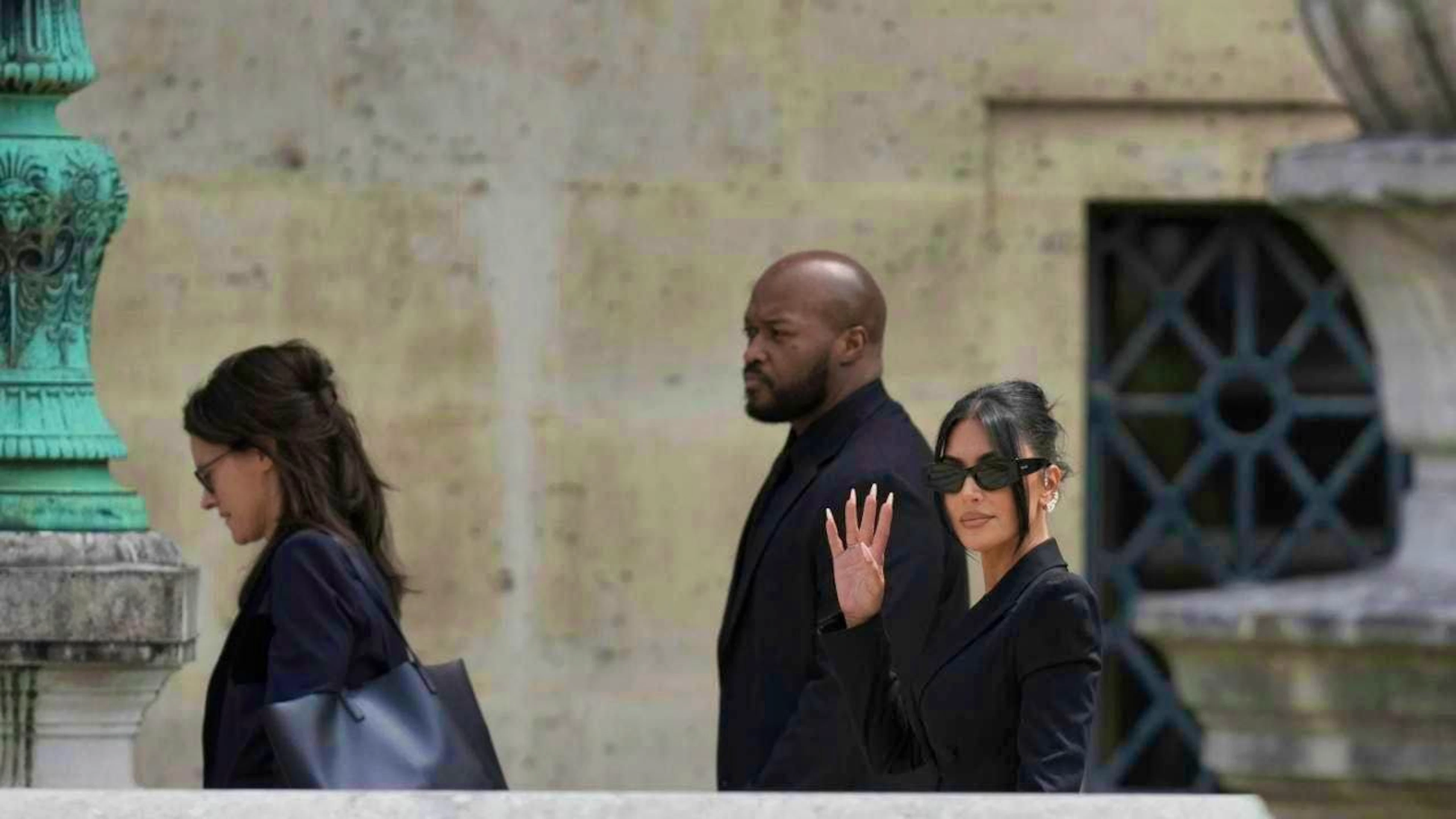 dpatopbilder - Kim Kardashian (r) waves as she arrives to testify in the trial for the 2016 robbery of millions of dollars in jewels from her Paris hotel room. Photo: Aurelien Morissard/AP/dpa