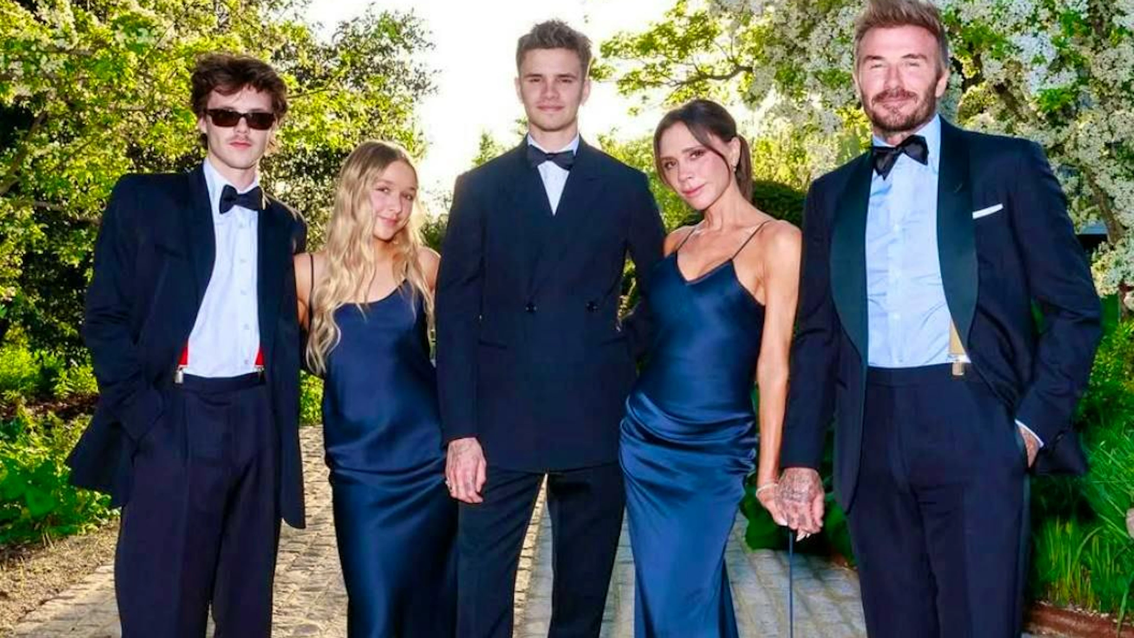 La famiglia Beckham al 50° compleanno di David. Il figlio Brooklyn è scomparso.