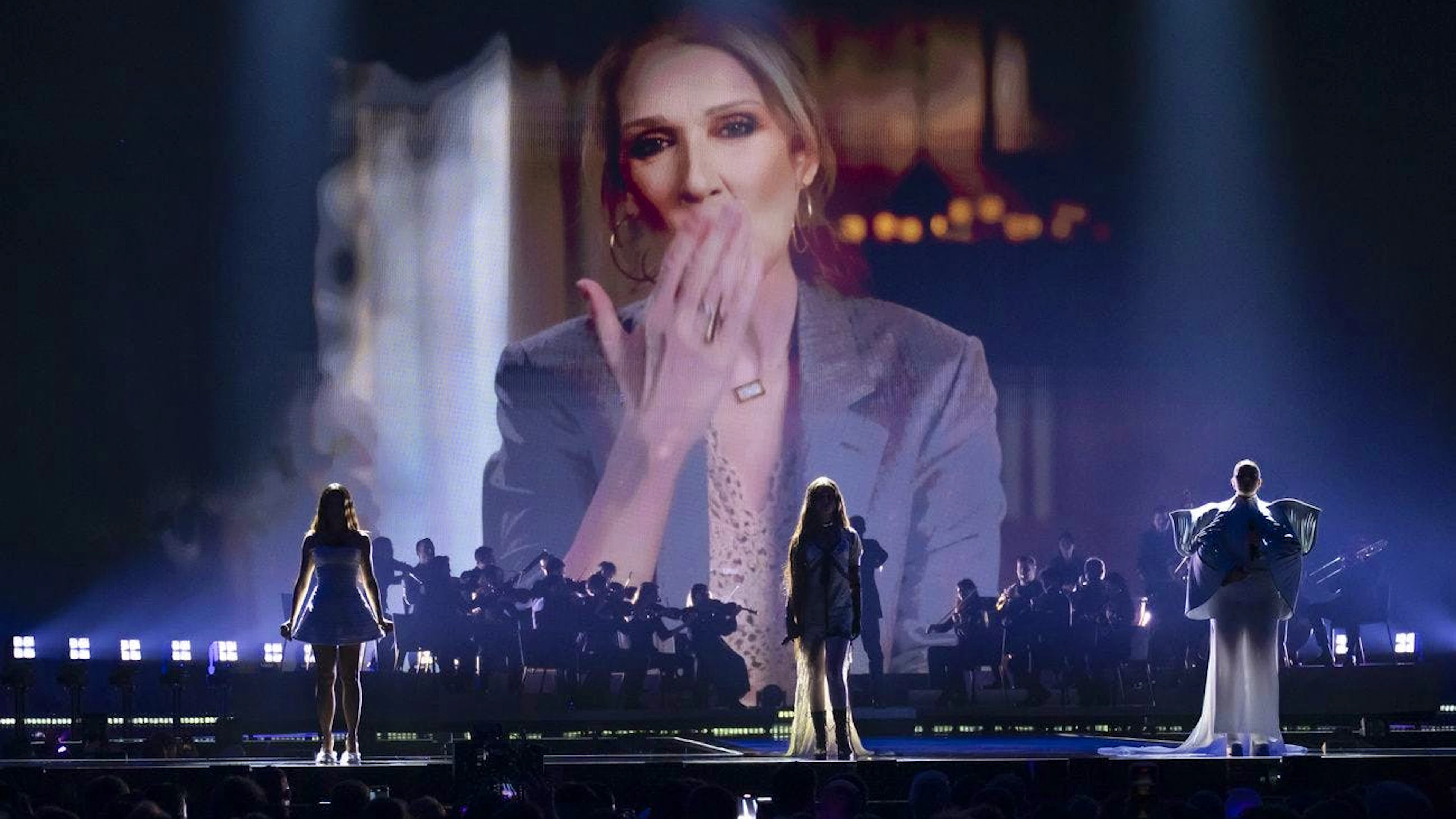 Celine Dion manda un bacio a tutti.