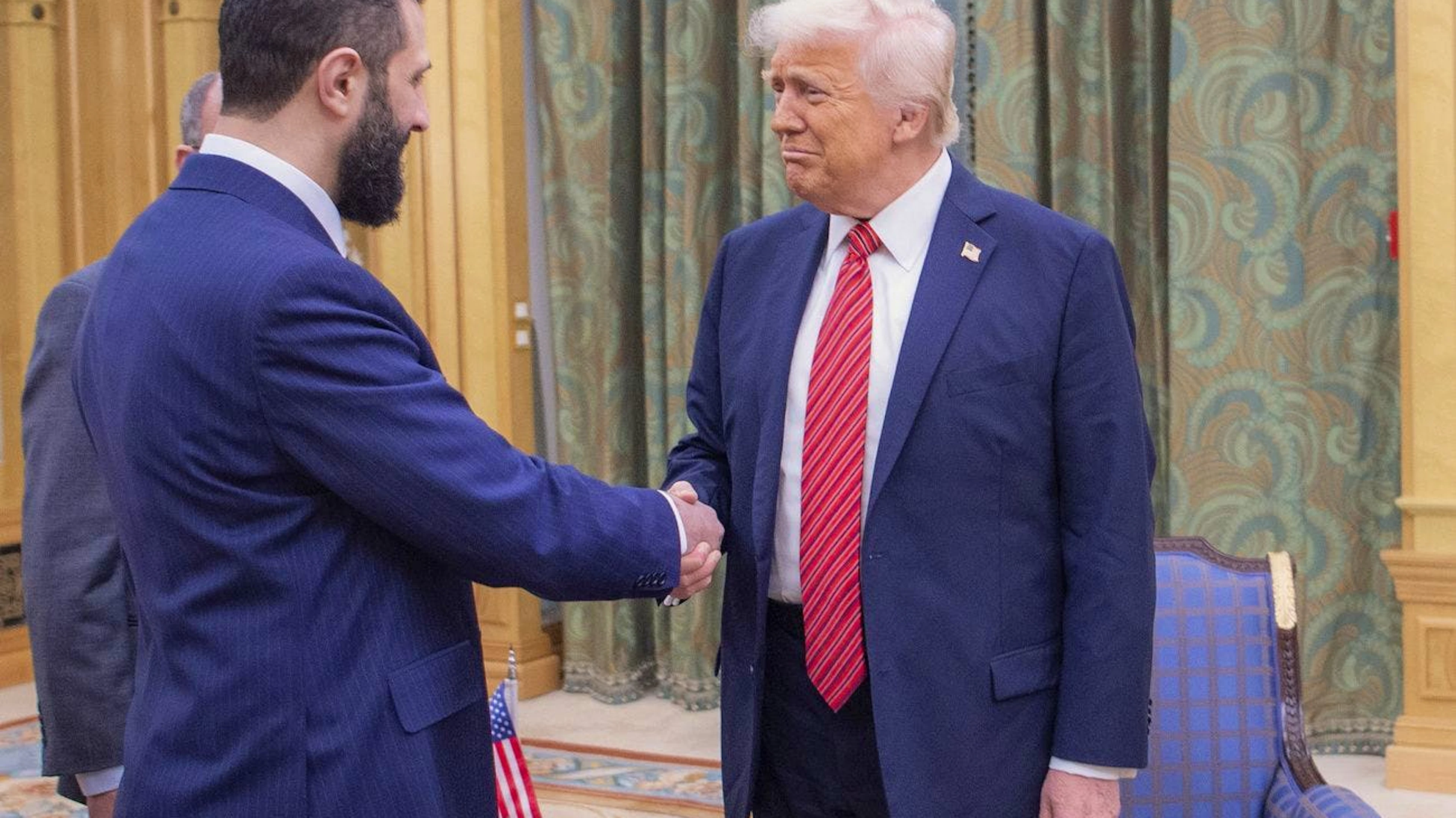 Il presidente americano Donald Trump stringe la mano al presidente siriano Ahmad al-Sharaa (al Jolani).