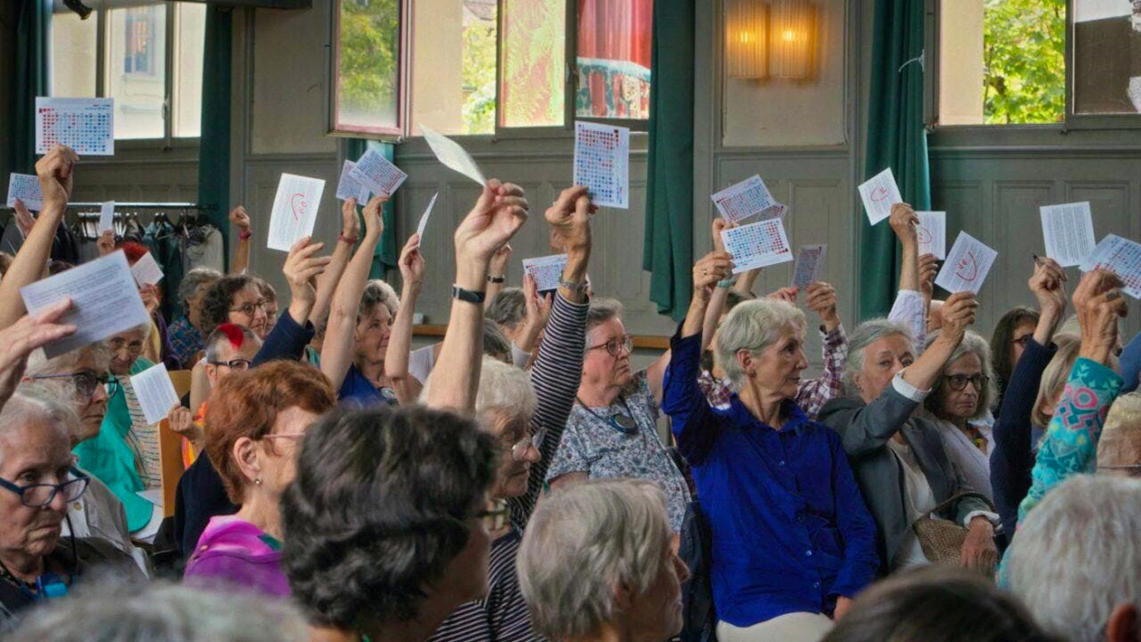Die KlimaSeniorinnen haben international für Schlagzeilen gesorgt, mit einem Urteil des Europäischen Gerichtshofs für Menschenrechte. Wie es dazu kam, dass die Schweiz in Strassburg verurteilt wurde, erzählt der Film "Trop Chaud – KlimaSeniorinnen vs. Switzerland".